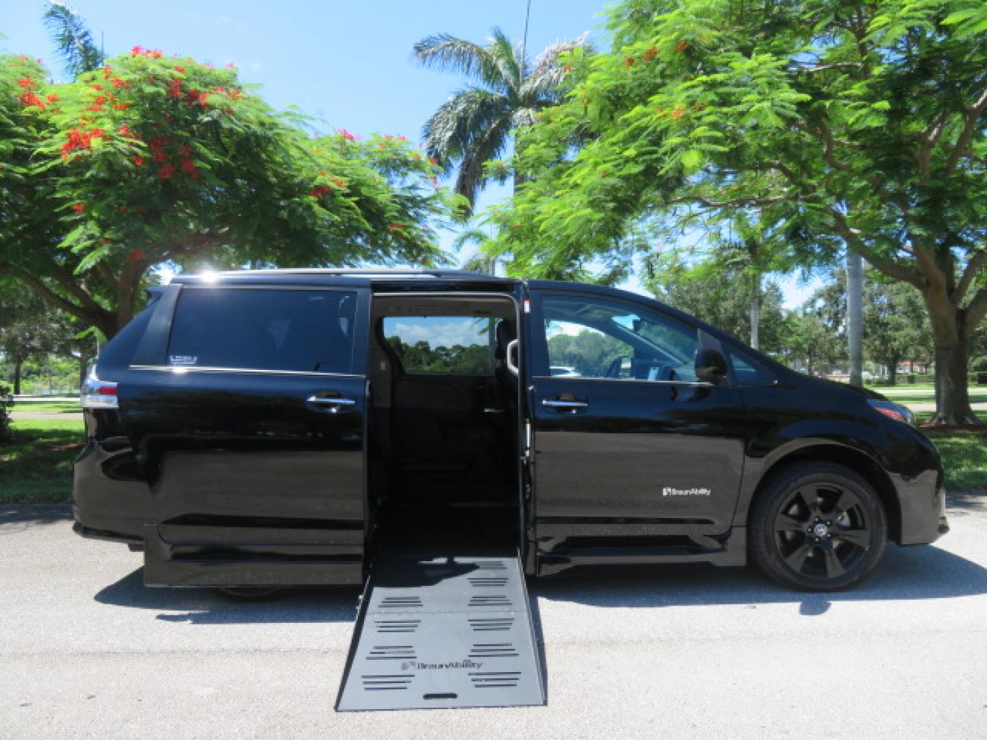 2020 Black /Black Toyota Sienna SE 8-Passenger (5TDXZ3DC3LS) with an 3.5L V6 EFI DOHC 24V engine, 8A transmission, located at 4301 Oak Circle #19, Boca Raton, FL, 33431, (954) 561-2499, 26.388472, -80.084045- Photo#40