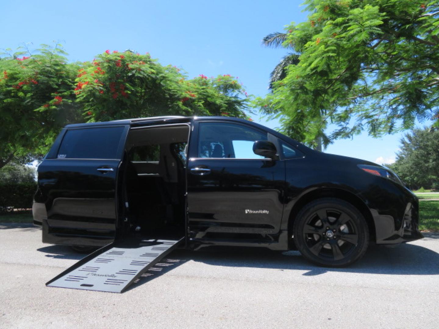 2020 Black /Black Toyota Sienna SE 8-Passenger (5TDXZ3DC3LS) with an 3.5L V6 EFI DOHC 24V engine, 8A transmission, located at 4301 Oak Circle #19, Boca Raton, FL, 33431, (954) 561-2499, 26.388472, -80.084045- Photo#42
