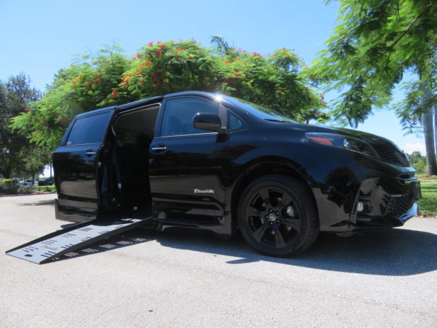 2020 Black /Black Toyota Sienna SE 8-Passenger (5TDXZ3DC3LS) with an 3.5L V6 EFI DOHC 24V engine, 8A transmission, located at 4301 Oak Circle #19, Boca Raton, FL, 33431, (954) 561-2499, 26.388472, -80.084045- Photo#44