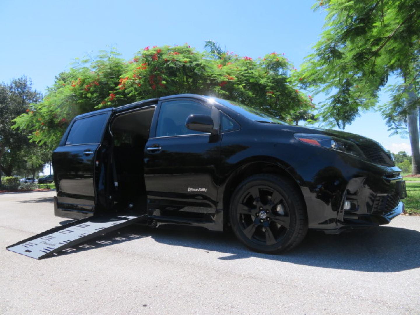 2020 Black /Black Toyota Sienna SE 8-Passenger (5TDXZ3DC3LS) with an 3.5L V6 EFI DOHC 24V engine, 8A transmission, located at 4301 Oak Circle #19, Boca Raton, FL, 33431, (954) 561-2499, 26.388472, -80.084045- Photo#1
