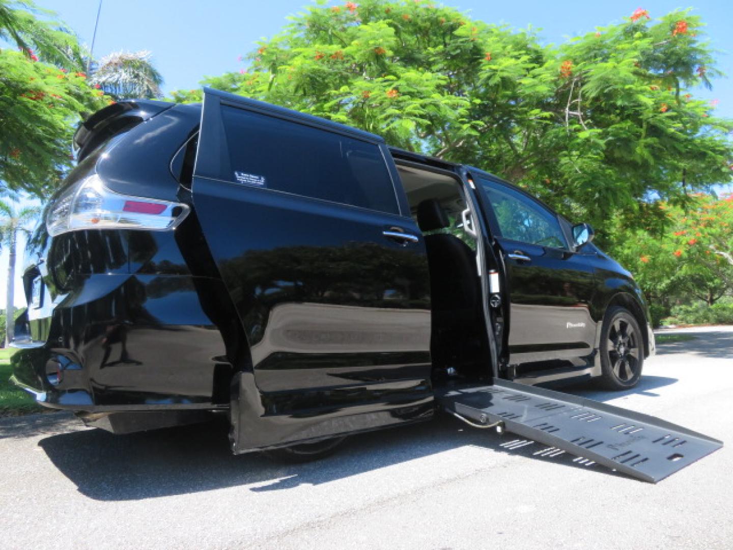 2020 Black /Black Toyota Sienna SE 8-Passenger (5TDXZ3DC3LS) with an 3.5L V6 EFI DOHC 24V engine, 8A transmission, located at 4301 Oak Circle #19, Boca Raton, FL, 33431, (954) 561-2499, 26.388472, -80.084045- Photo#3
