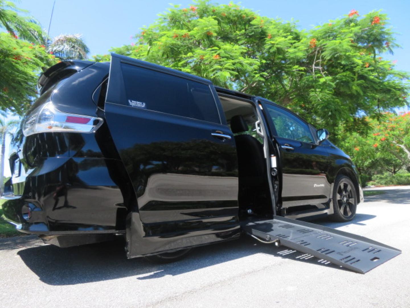 2020 Black /Black Toyota Sienna SE 8-Passenger (5TDXZ3DC3LS) with an 3.5L V6 EFI DOHC 24V engine, 8A transmission, located at 4301 Oak Circle #19, Boca Raton, FL, 33431, (954) 561-2499, 26.388472, -80.084045- Photo#45