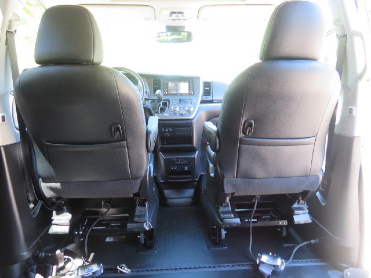 2020 Black /Black Toyota Sienna SE 8-Passenger (5TDXZ3DC3LS) with an 3.5L V6 EFI DOHC 24V engine, 8A transmission, located at 4301 Oak Circle #19, Boca Raton, FL, 33431, (954) 561-2499, 26.388472, -80.084045- Photo#51