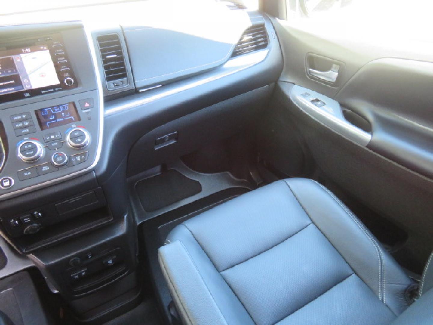 2020 Black /Black Toyota Sienna SE 8-Passenger (5TDXZ3DC3LS) with an 3.5L V6 EFI DOHC 24V engine, 8A transmission, located at 4301 Oak Circle #19, Boca Raton, FL, 33431, (954) 561-2499, 26.388472, -80.084045- Photo#58