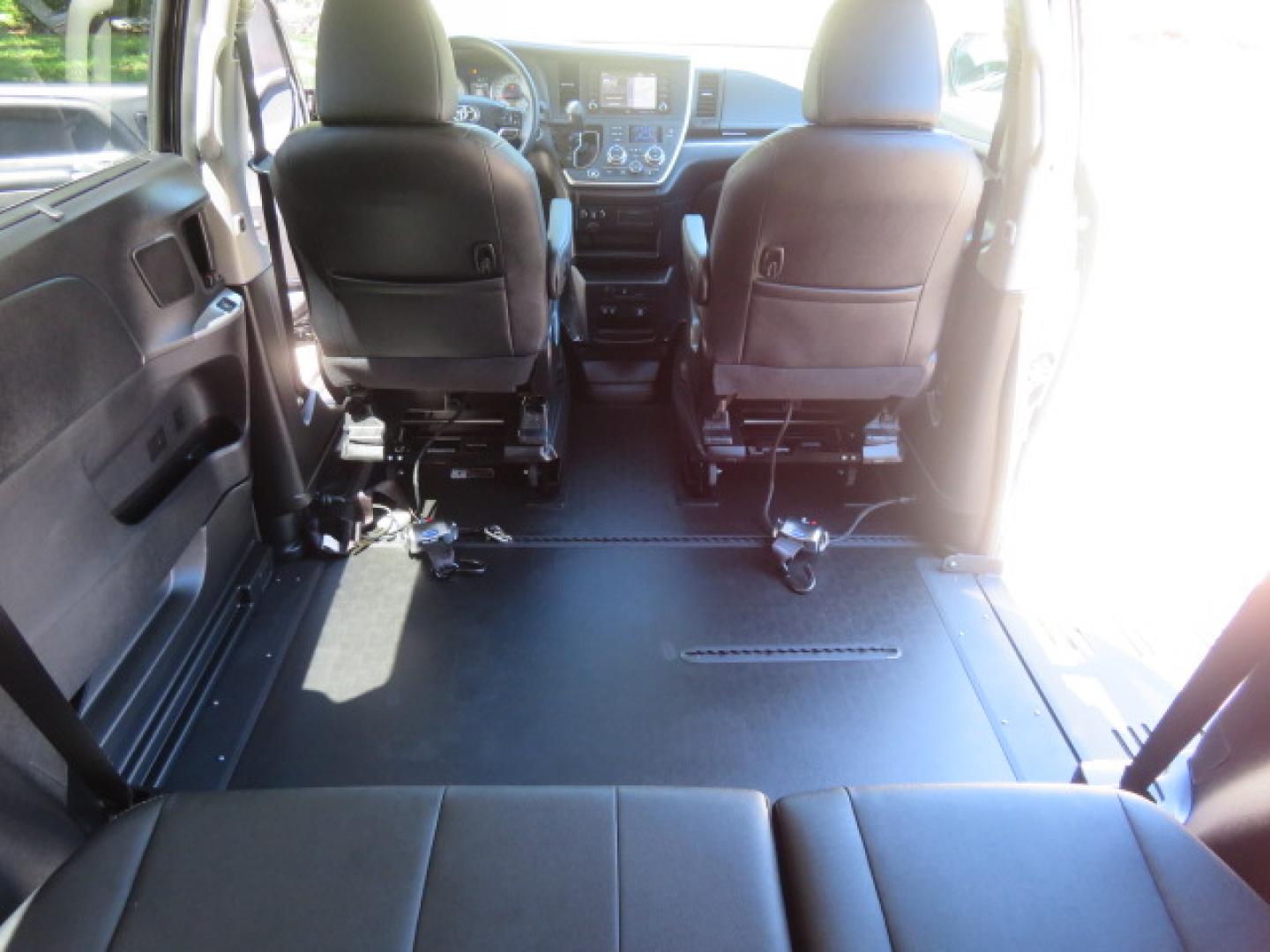2020 Black /Black Toyota Sienna SE 8-Passenger (5TDXZ3DC3LS) with an 3.5L V6 EFI DOHC 24V engine, 8A transmission, located at 4301 Oak Circle #19, Boca Raton, FL, 33431, (954) 561-2499, 26.388472, -80.084045- Photo#79