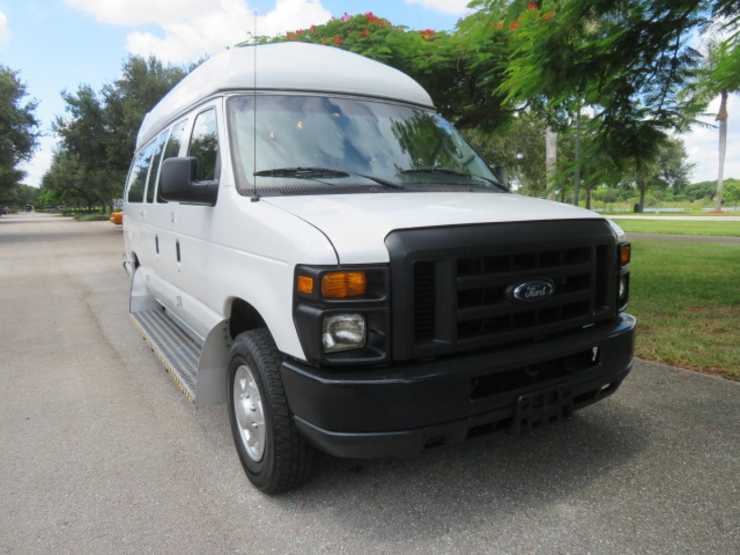 2011 White /Gray Ford E-Series Van E-350 Super Duty Extended (1FTSS3EL3BD) with an 5.4L V8 SOHC 16V engine, located at 4301 Oak Circle #19, Boca Raton, FL, 33431, (954) 561-2499, 26.388472, -80.084045- Photo#12