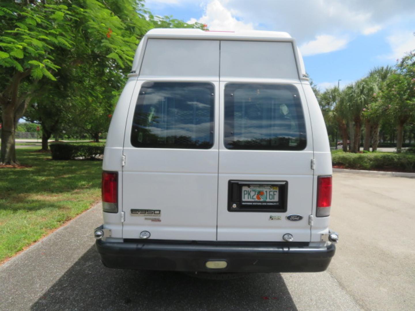2011 White /Gray Ford E-Series Van E-350 Super Duty Extended (1FTSS3EL3BD) with an 5.4L V8 SOHC 16V engine, located at 4301 Oak Circle #19, Boca Raton, FL, 33431, (954) 561-2499, 26.388472, -80.084045- Photo#17