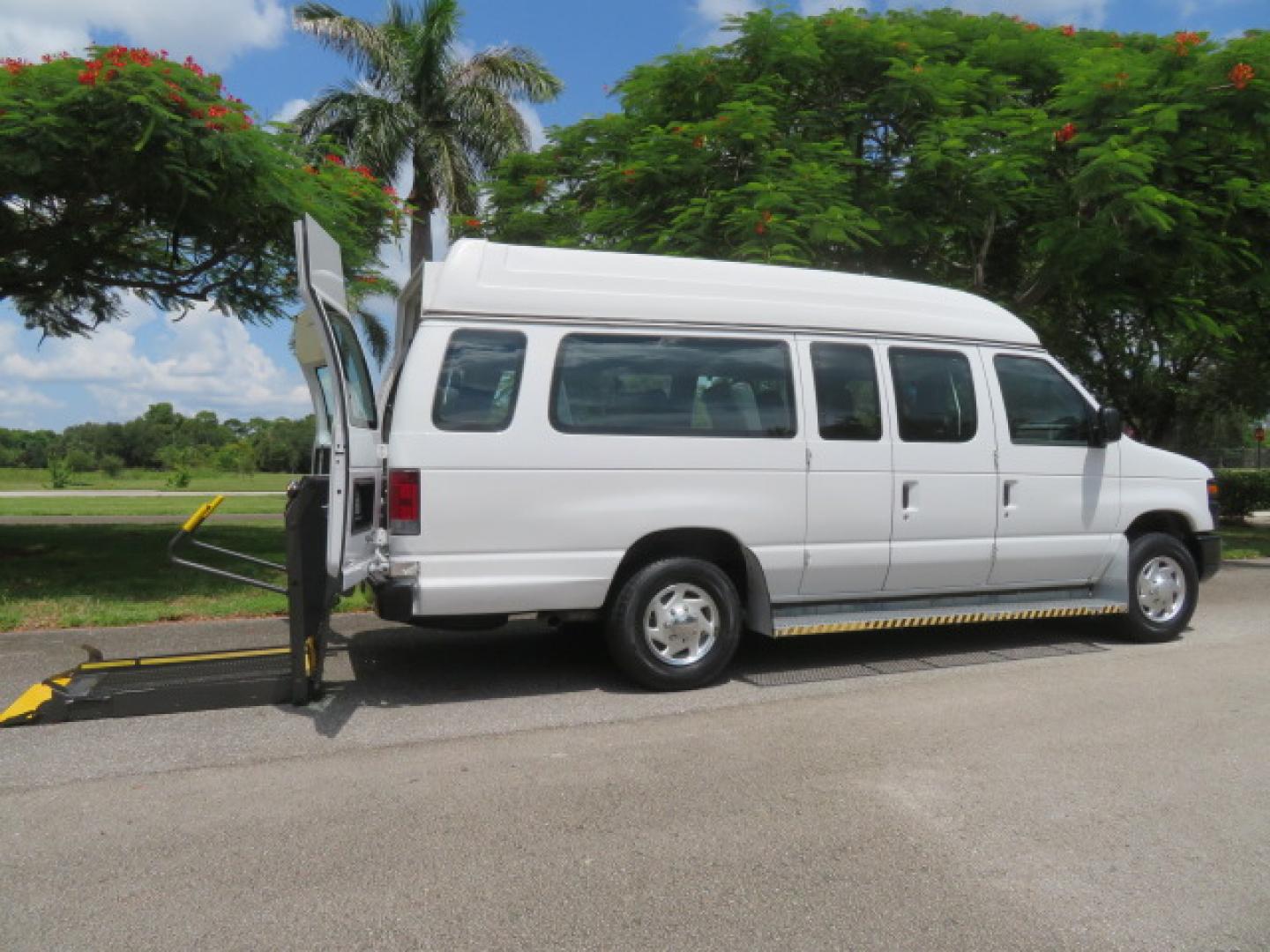2011 White /Gray Ford E-Series Van E-350 Super Duty Extended (1FTSS3EL3BD) with an 5.4L V8 SOHC 16V engine, located at 4301 Oak Circle #19, Boca Raton, FL, 33431, (954) 561-2499, 26.388472, -80.084045- Photo#41