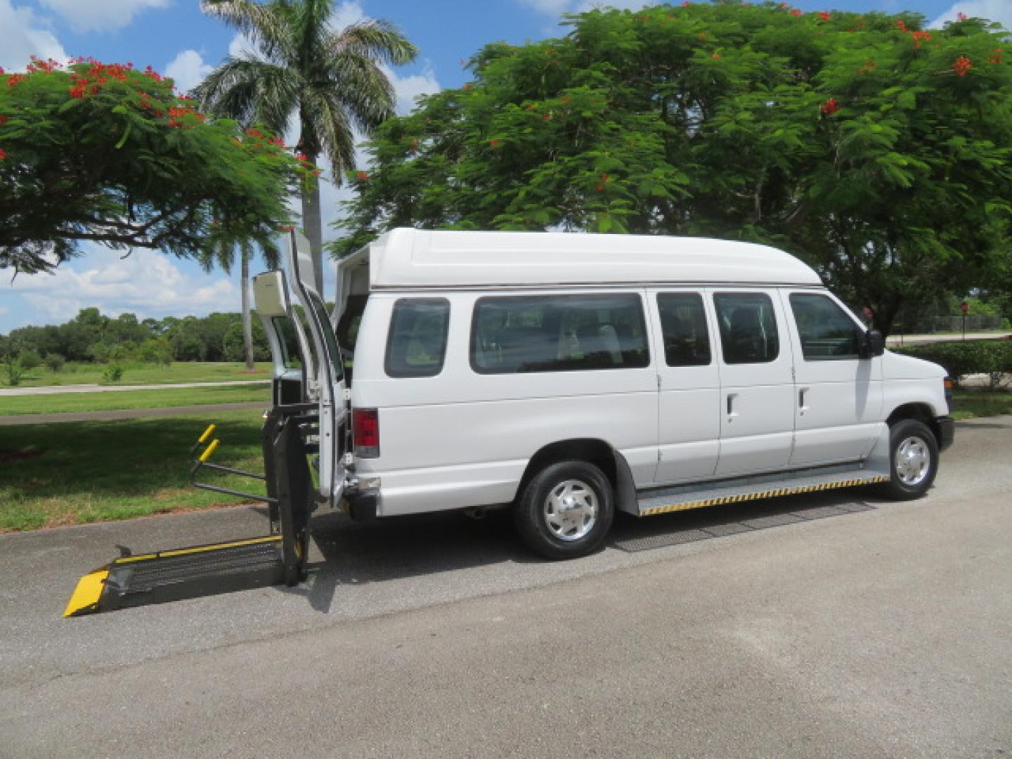 2011 White /Gray Ford E-Series Van E-350 Super Duty Extended (1FTSS3EL3BD) with an 5.4L V8 SOHC 16V engine, located at 4301 Oak Circle #19, Boca Raton, FL, 33431, (954) 561-2499, 26.388472, -80.084045- Photo#1