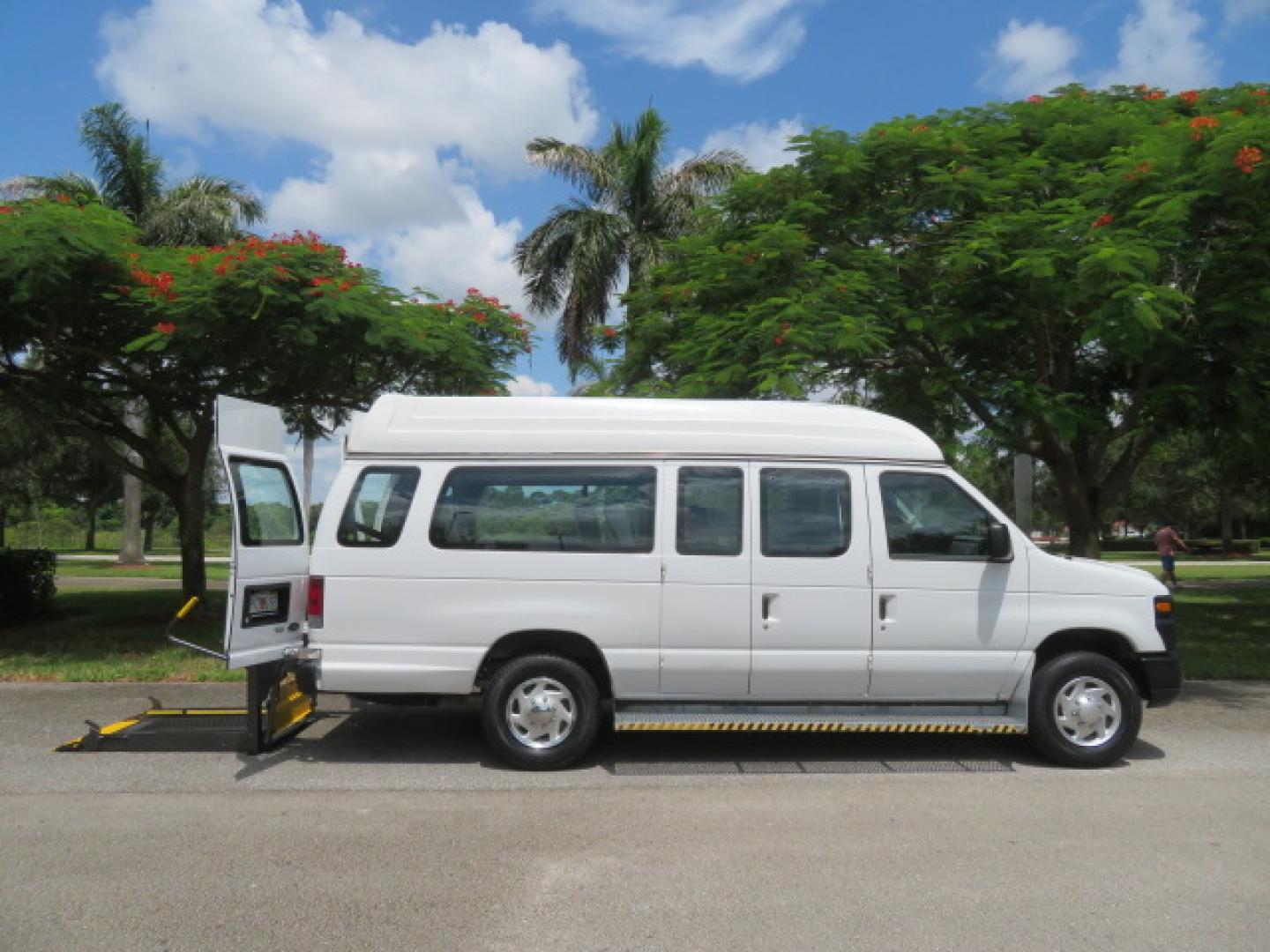 2011 White /Gray Ford E-Series Van E-350 Super Duty Extended (1FTSS3EL3BD) with an 5.4L V8 SOHC 16V engine, located at 4301 Oak Circle #19, Boca Raton, FL, 33431, (954) 561-2499, 26.388472, -80.084045- Photo#2
