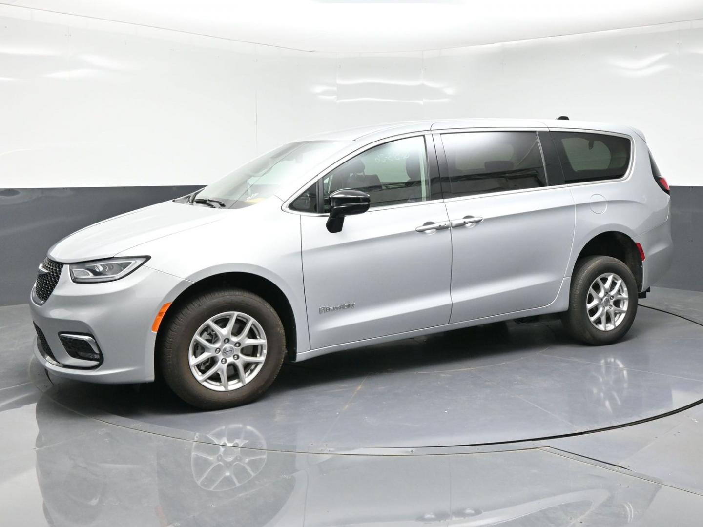 2024 Chrysler Pacifica Touring L (2C4RC1BG3RR) with an 3.6L V6 DOHC 24V engine, 9A transmission, located at 4301 Oak Circle #19, Boca Raton, FL, 33431, (954) 561-2499, 26.388472, -80.084045 - ? 2024 CHRYSLER PACIFICA BRAUNABILITY V7 — BRAND NEW CONVERSION! ? SEARCHING FOR A 2024 CHRYSLER PACIFICA HANDICAP WHEELCHAIR VAN? Looking for a BRAND NEW BraunAbility Rear-Entry V7 Conversion? You found it! ? 2024 Chrysler Pacifica ? BraunAbility V7 Rear-Entry Conversion ? BRAND NEW BraunAbi- Photo#6