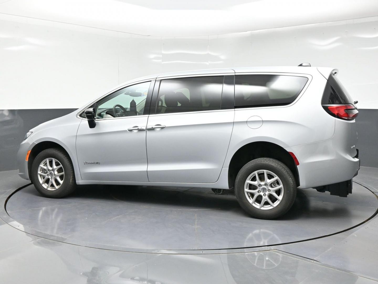 2024 Silver /Black Chrysler Pacifica Touring L (2C4RC1BG7RR) with an 3.6L V6 DOHC 24V engine, 9A transmission, located at 4301 Oak Circle #19, Boca Raton, FL, 33431, (954) 561-2499, 26.388472, -80.084045 - ? 2024 CHRYSLER PACIFICA BRAUNABILITY V7 — BRAND NEW CONVERSION! ? SEARCHING FOR A 2024 CHRYSLER PACIFICA HANDICAP WHEELCHAIR VAN? Looking for a BRAND NEW BraunAbility Rear-Entry V7 Conversion? You found it! ? 2024 Chrysler Pacifica ? BraunAbility V7 Rear-Entry Conversion ? BRAND NEW BraunAbi- Photo#7