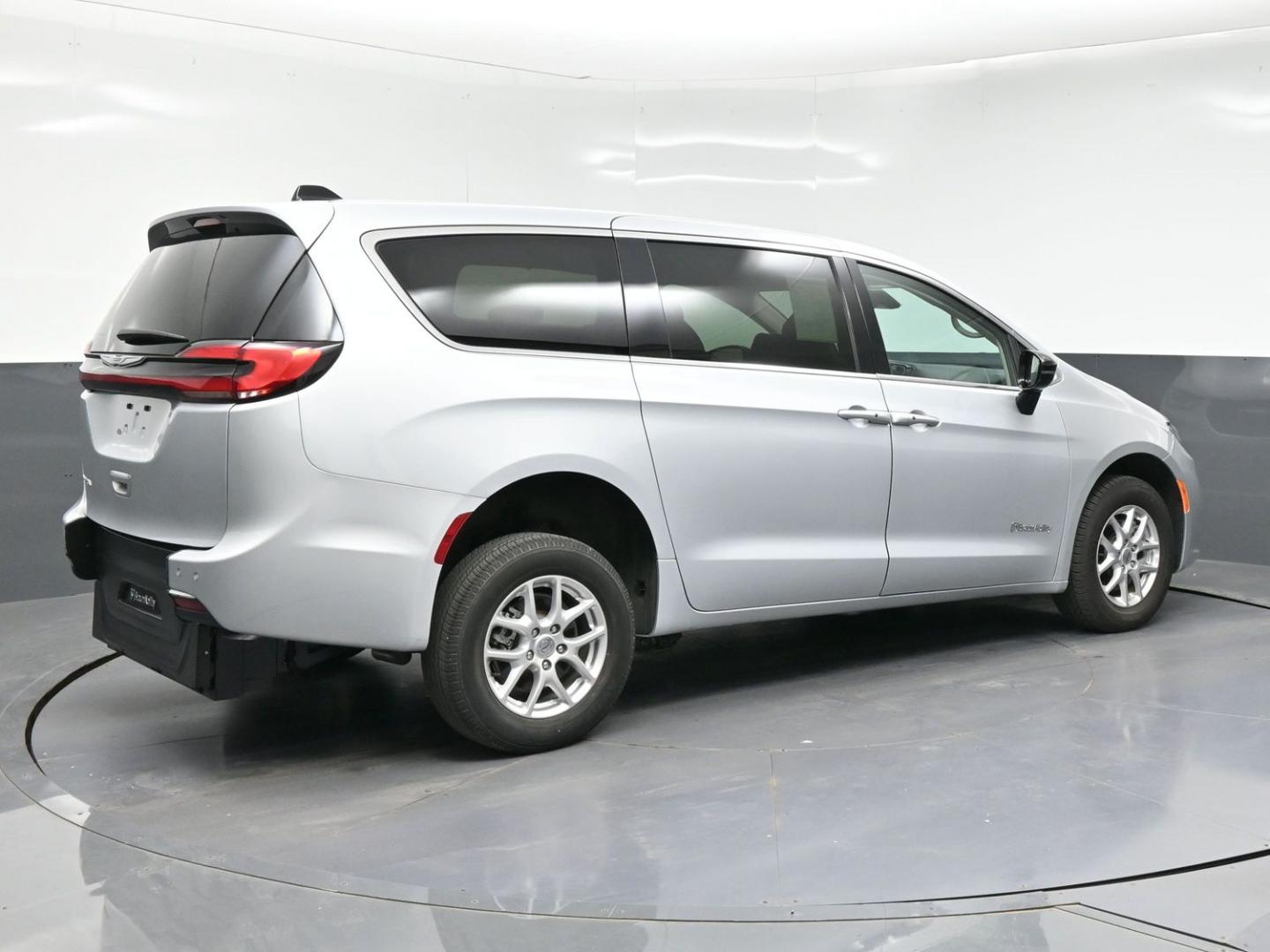 2024 Silver /Black Chrysler Pacifica Touring L (2C4RC1BG7RR) with an 3.6L V6 DOHC 24V engine, 9A transmission, located at 4301 Oak Circle #19, Boca Raton, FL, 33431, (954) 561-2499, 26.388472, -80.084045 - ? 2024 CHRYSLER PACIFICA BRAUNABILITY V7 — BRAND NEW CONVERSION! ? SEARCHING FOR A 2024 CHRYSLER PACIFICA HANDICAP WHEELCHAIR VAN? Looking for a BRAND NEW BraunAbility Rear-Entry V7 Conversion? You found it! ? 2024 Chrysler Pacifica ? BraunAbility V7 Rear-Entry Conversion ? BRAND NEW BraunAbi- Photo#8