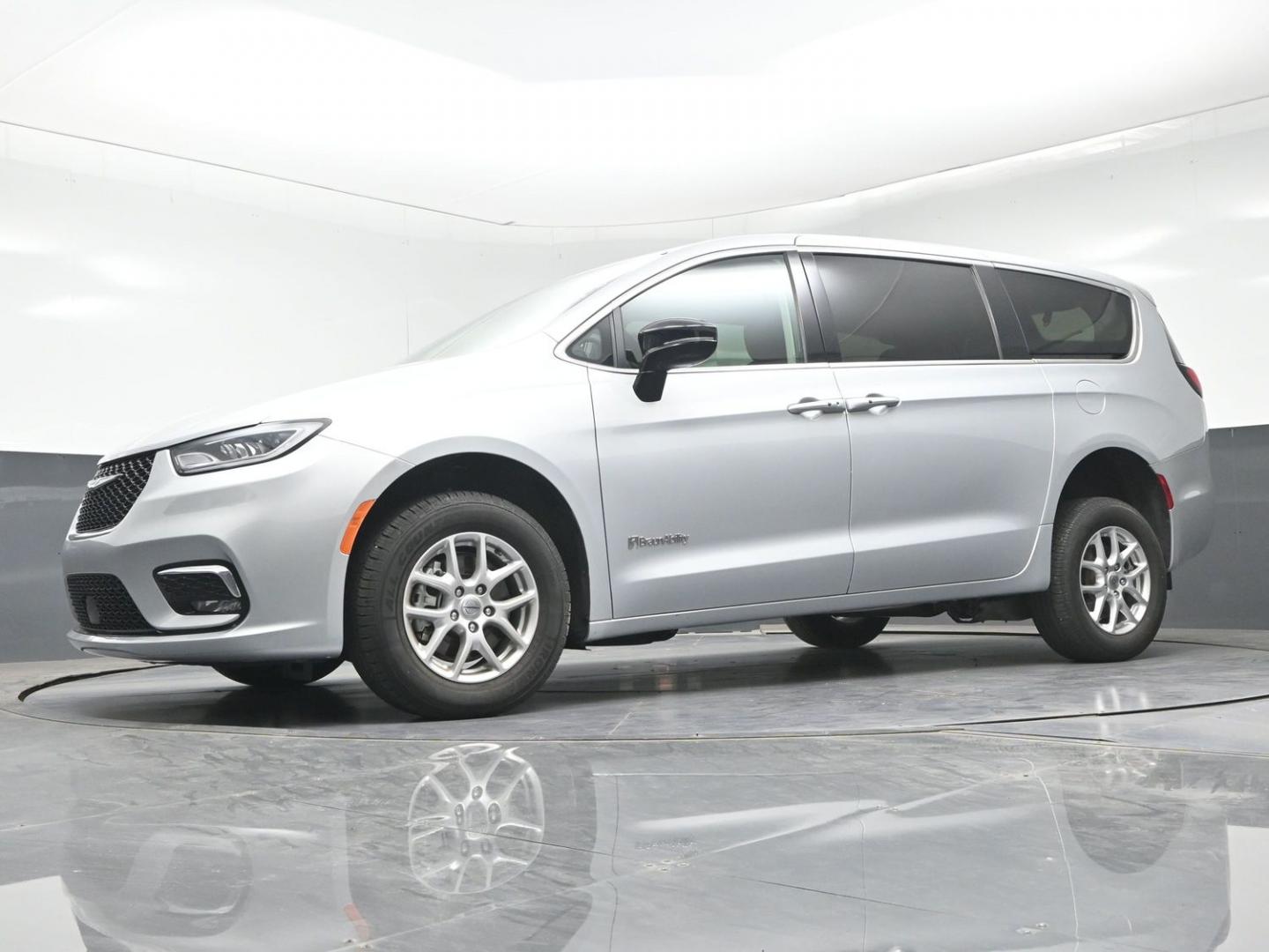 2024 Silver /Black Chrysler Pacifica Touring L (2C4RC1BG7RR) with an 3.6L V6 DOHC 24V engine, 9A transmission, located at 4301 Oak Circle #19, Boca Raton, FL, 33431, (954) 561-2499, 26.388472, -80.084045 - ? 2024 CHRYSLER PACIFICA BRAUNABILITY V7 — BRAND NEW CONVERSION! ? SEARCHING FOR A 2024 CHRYSLER PACIFICA HANDICAP WHEELCHAIR VAN? Looking for a BRAND NEW BraunAbility Rear-Entry V7 Conversion? You found it! ? 2024 Chrysler Pacifica ? BraunAbility V7 Rear-Entry Conversion ? BRAND NEW BraunAbi- Photo#18