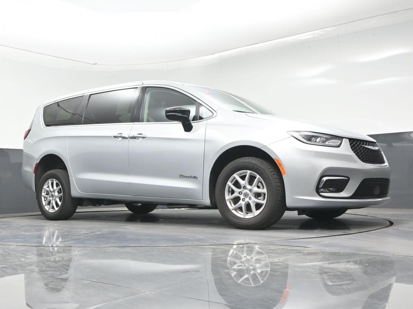 2024 Silver /Black Chrysler Pacifica Touring L (2C4RC1BG7RR) with an 3.6L V6 DOHC 24V engine, 9A transmission, located at 4301 Oak Circle #19, Boca Raton, FL, 33431, (954) 561-2499, 26.388472, -80.084045 - ? 2024 CHRYSLER PACIFICA BRAUNABILITY V7 — BRAND NEW CONVERSION! ? SEARCHING FOR A 2024 CHRYSLER PACIFICA HANDICAP WHEELCHAIR VAN? Looking for a BRAND NEW BraunAbility Rear-Entry V7 Conversion? You found it! ? 2024 Chrysler Pacifica ? BraunAbility V7 Rear-Entry Conversion ? BRAND NEW BraunAbi- Photo#17