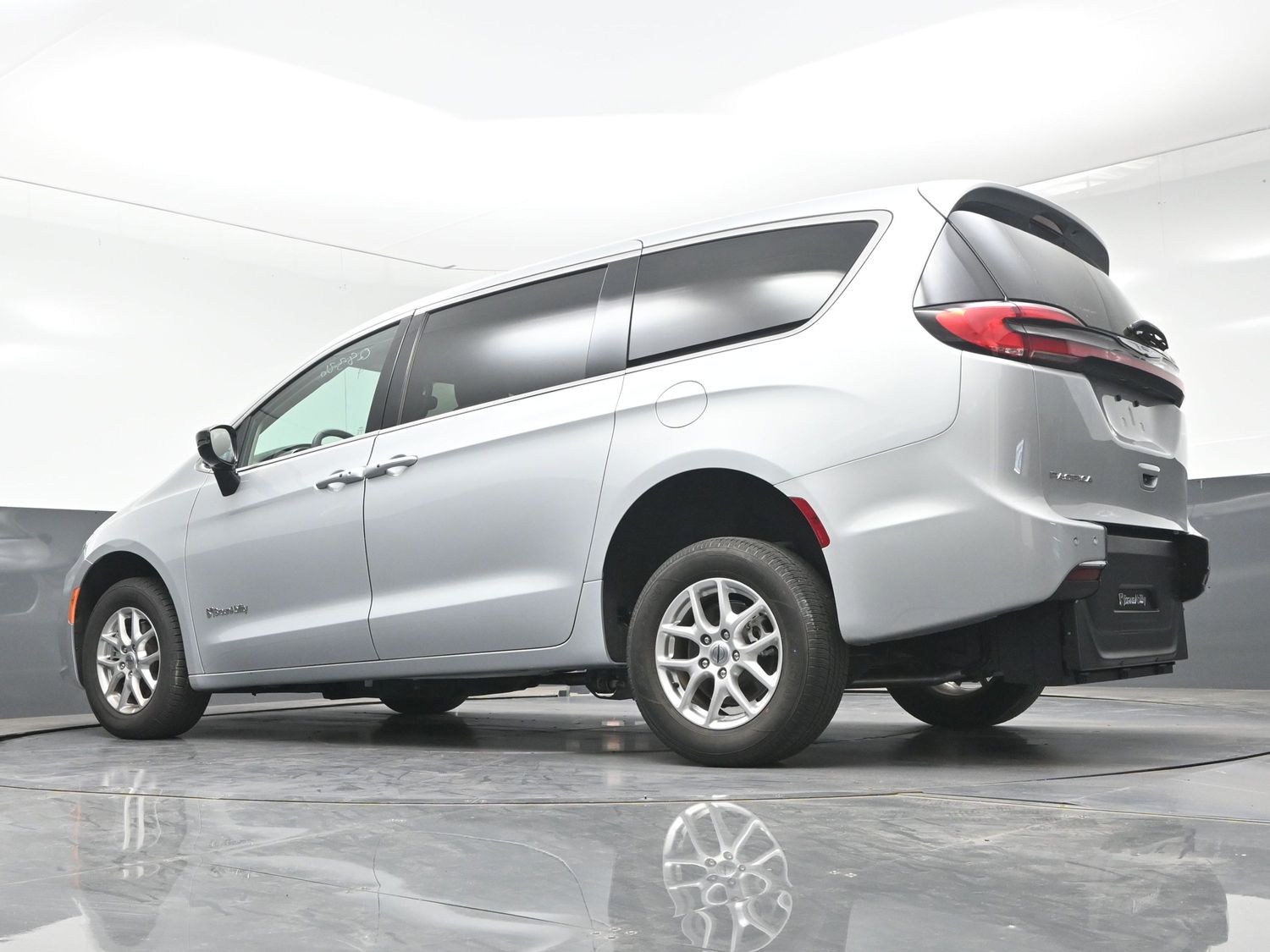 photo of 2024 Chrysler Pacifica Touring L