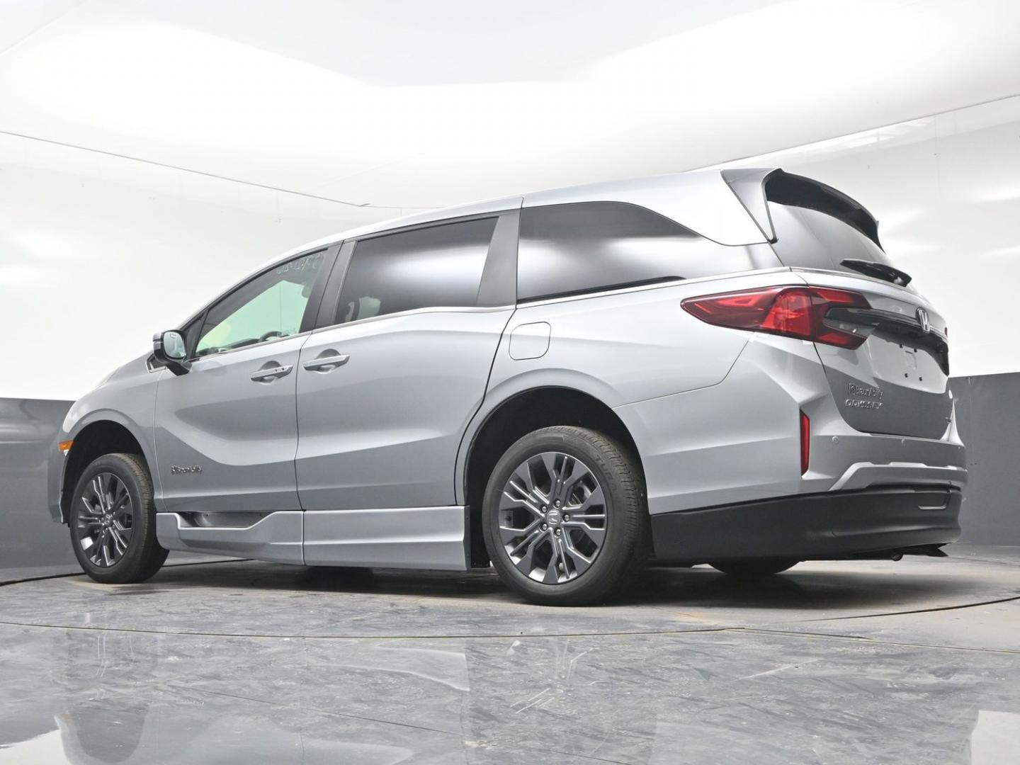 2026 Silver /Light Gray Honda Odyssey Touring (5FNRL6H80TB) with an 3.5L V6 SOHC 24V engine, Automatic transmission, located at 4301 Oak Circle #19, Boca Raton, FL, 33431, (954) 561-2499, 26.388472, -80.084045- Photo#7