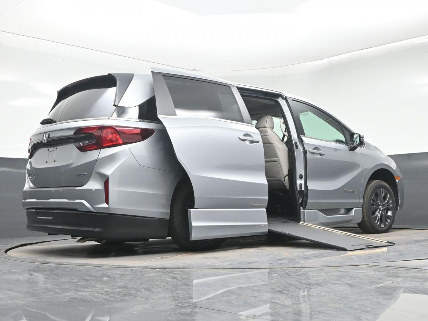 2026 Silver /Light Gray Honda Odyssey Touring (5FNRL6H80TB) with an 3.5L V6 SOHC 24V engine, Automatic transmission, located at 4301 Oak Circle #19, Boca Raton, FL, 33431, (954) 561-2499, 26.388472, -80.084045- Photo#3