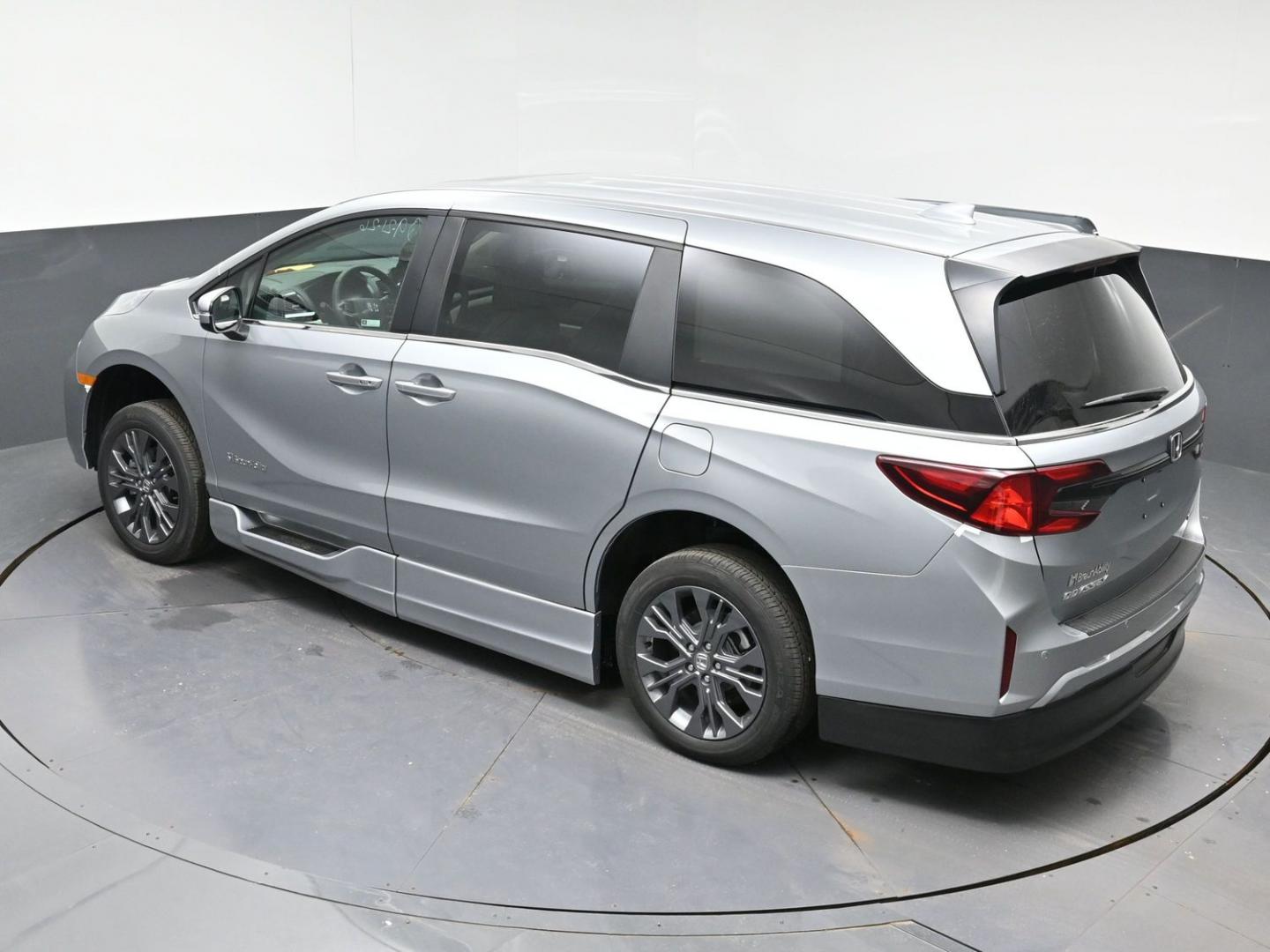 2026 Silver /Light Gray Honda Odyssey Touring (5FNRL6H80TB) with an 3.5L V6 SOHC 24V engine, Automatic transmission, located at 4301 Oak Circle #19, Boca Raton, FL, 33431, (954) 561-2499, 26.388472, -80.084045- Photo#9