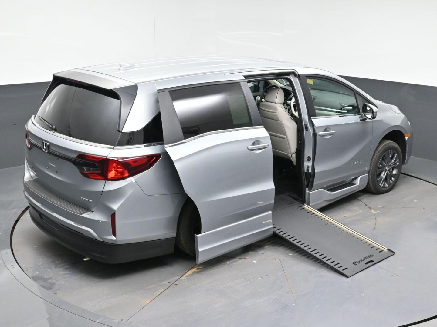 2026 Silver /Light Gray Honda Odyssey Touring (5FNRL6H80TB) with an 3.5L V6 SOHC 24V engine, Automatic transmission, located at 4301 Oak Circle #19, Boca Raton, FL, 33431, (954) 561-2499, 26.388472, -80.084045- Photo#5
