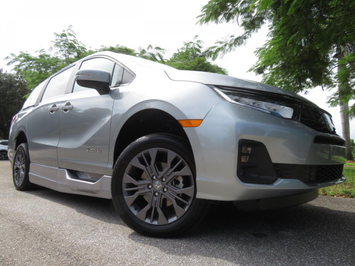 2026 Silver /Light Gray Honda Odyssey Touring (5FNRL6H80TB) with an 3.5L V6 SOHC 24V engine, Automatic transmission, located at 4301 Oak Circle #19, Boca Raton, FL, 33431, (954) 561-2499, 26.388472, -80.084045- Photo#10