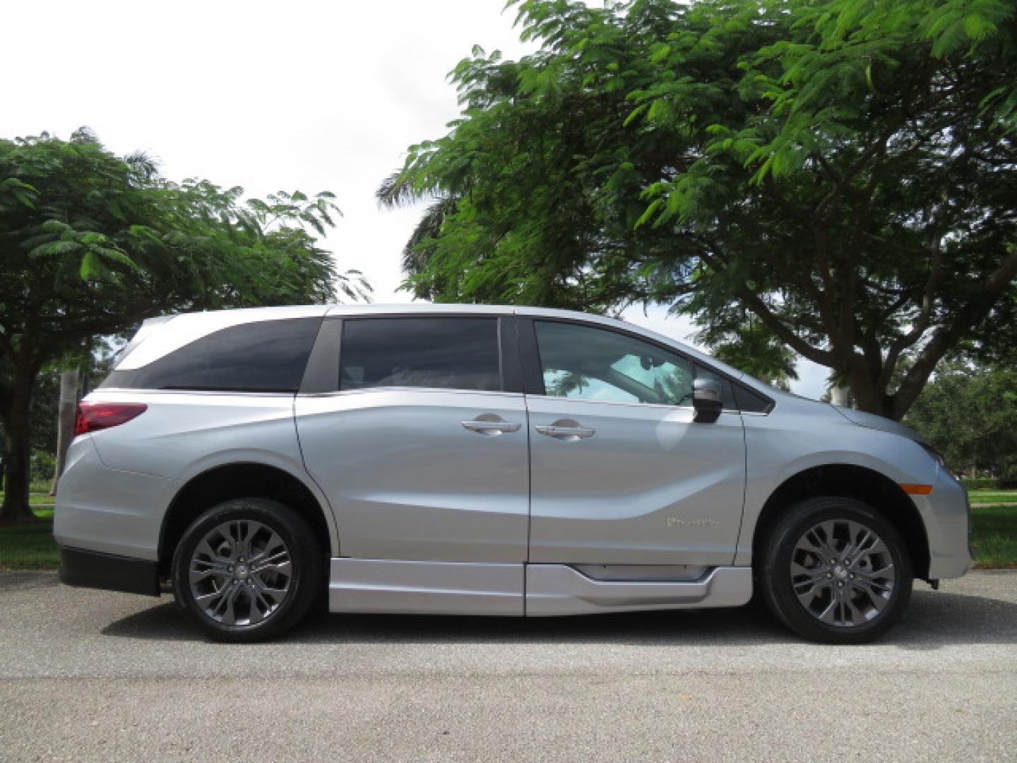 2026 Silver /Light Gray Honda Odyssey Touring (5FNRL6H80TB) with an 3.5L V6 SOHC 24V engine, Automatic transmission, located at 4301 Oak Circle #19, Boca Raton, FL, 33431, (954) 561-2499, 26.388472, -80.084045- Photo#12