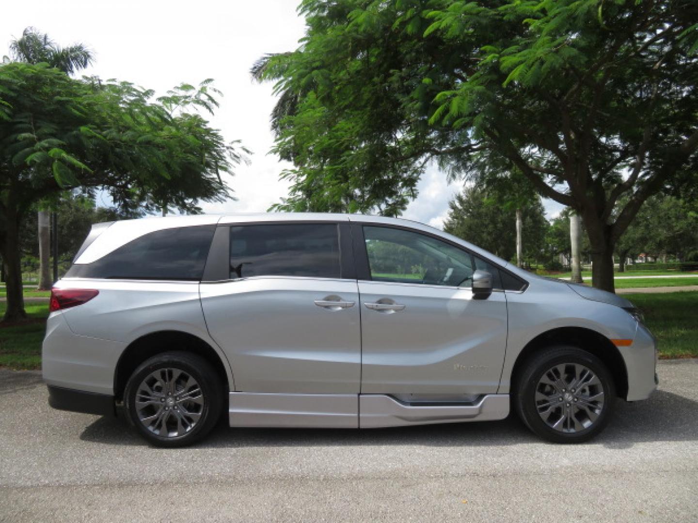 2026 Silver /Light Gray Honda Odyssey Touring (5FNRL6H80TB) with an 3.5L V6 SOHC 24V engine, Automatic transmission, located at 4301 Oak Circle #19, Boca Raton, FL, 33431, (954) 561-2499, 26.388472, -80.084045- Photo#11