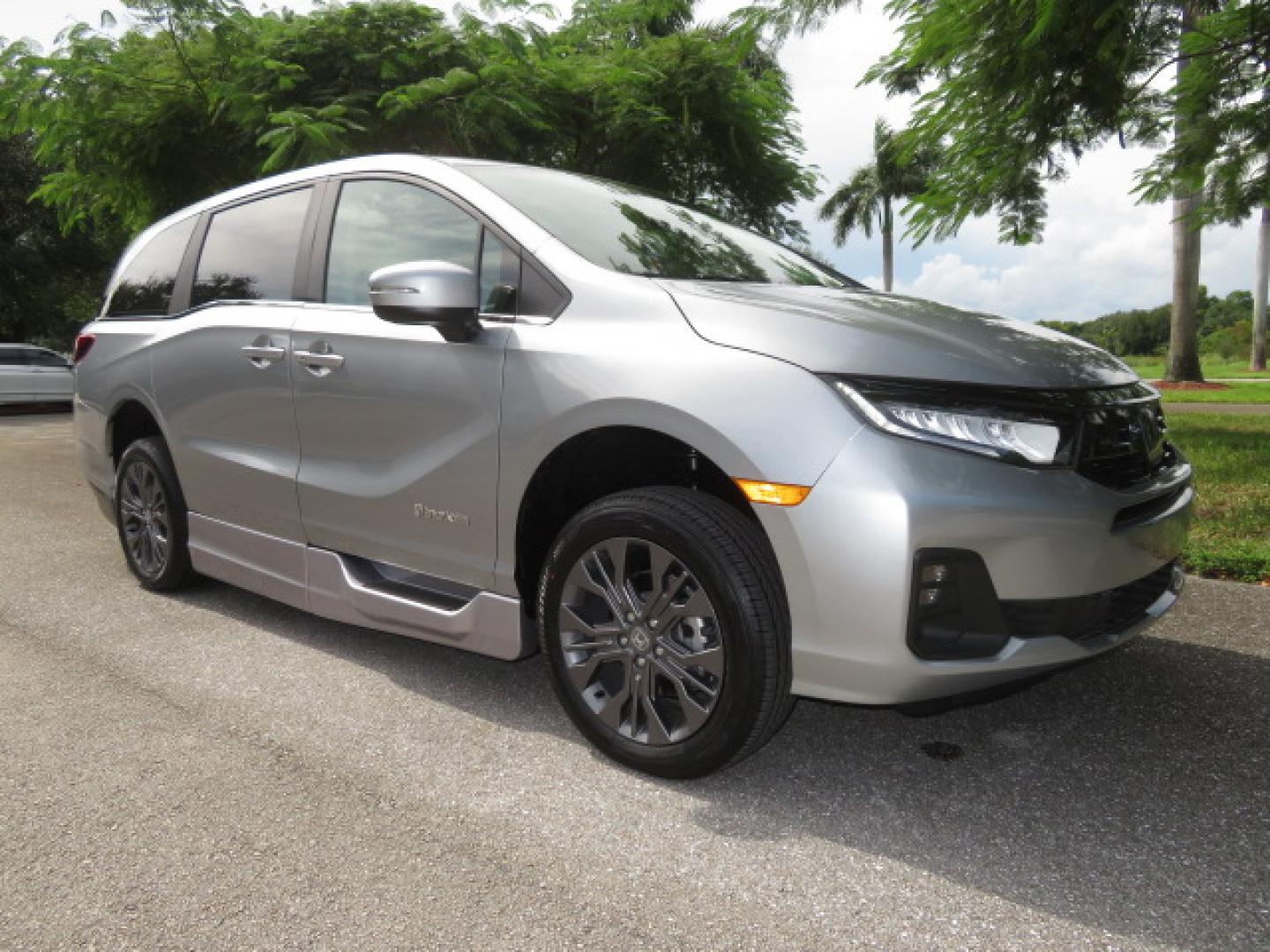 2026 Silver /Light Gray Honda Odyssey Touring (5FNRL6H80TB) with an 3.5L V6 SOHC 24V engine, Automatic transmission, located at 4301 Oak Circle #19, Boca Raton, FL, 33431, (954) 561-2499, 26.388472, -80.084045- Photo#14