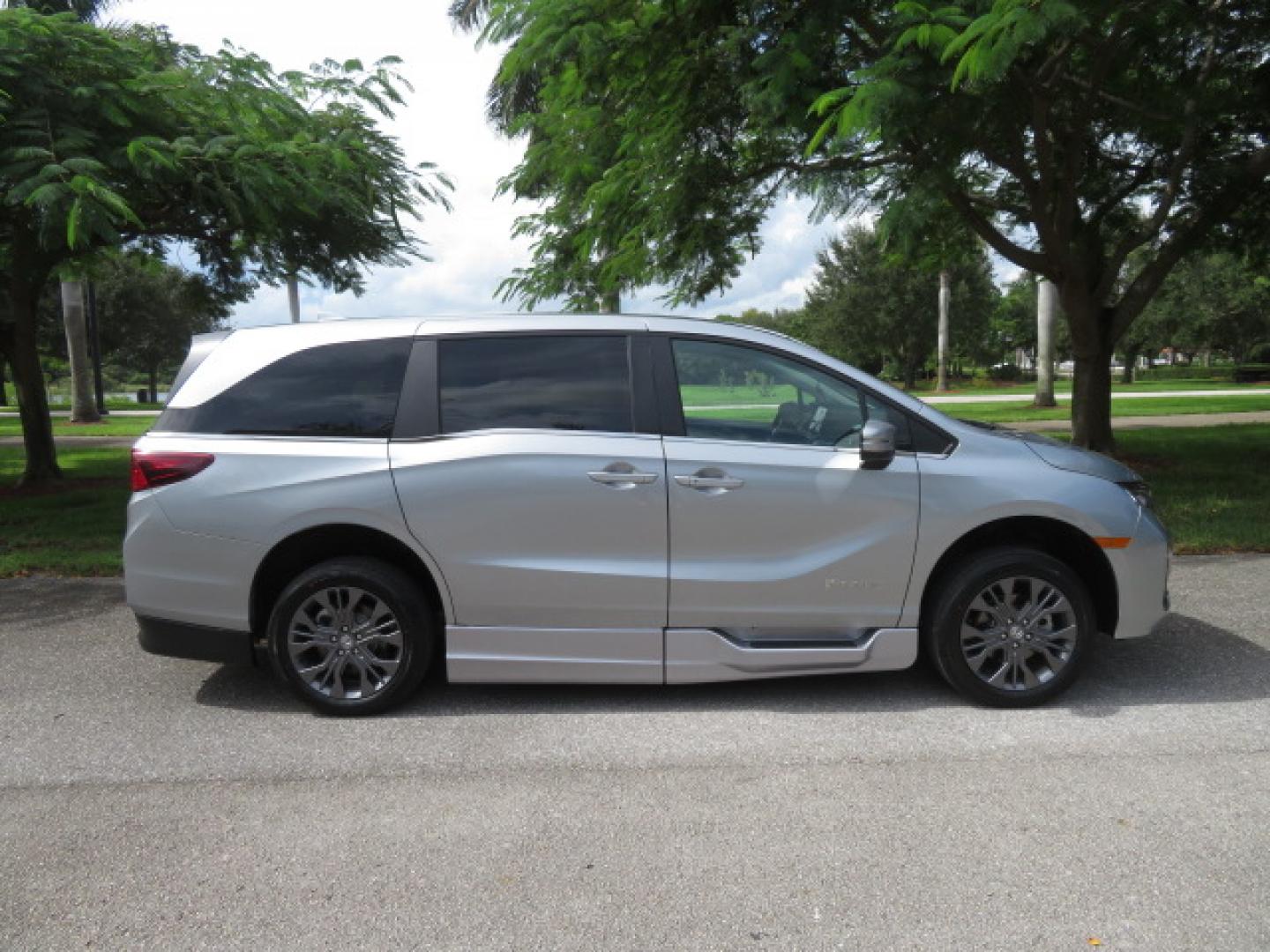 2026 Silver /Light Gray Honda Odyssey Touring (5FNRL6H80TB) with an 3.5L V6 SOHC 24V engine, Automatic transmission, located at 4301 Oak Circle #19, Boca Raton, FL, 33431, (954) 561-2499, 26.388472, -80.084045- Photo#13