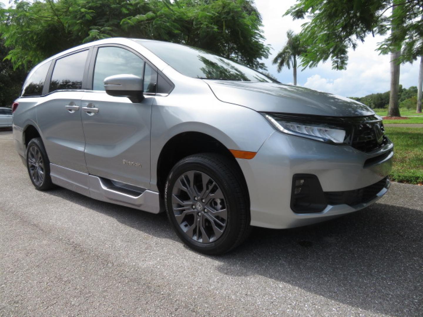 2026 Silver /Light Gray Honda Odyssey Touring (5FNRL6H80TB) with an 3.5L V6 SOHC 24V engine, Automatic transmission, located at 4301 Oak Circle #19, Boca Raton, FL, 33431, (954) 561-2499, 26.388472, -80.084045- Photo#15
