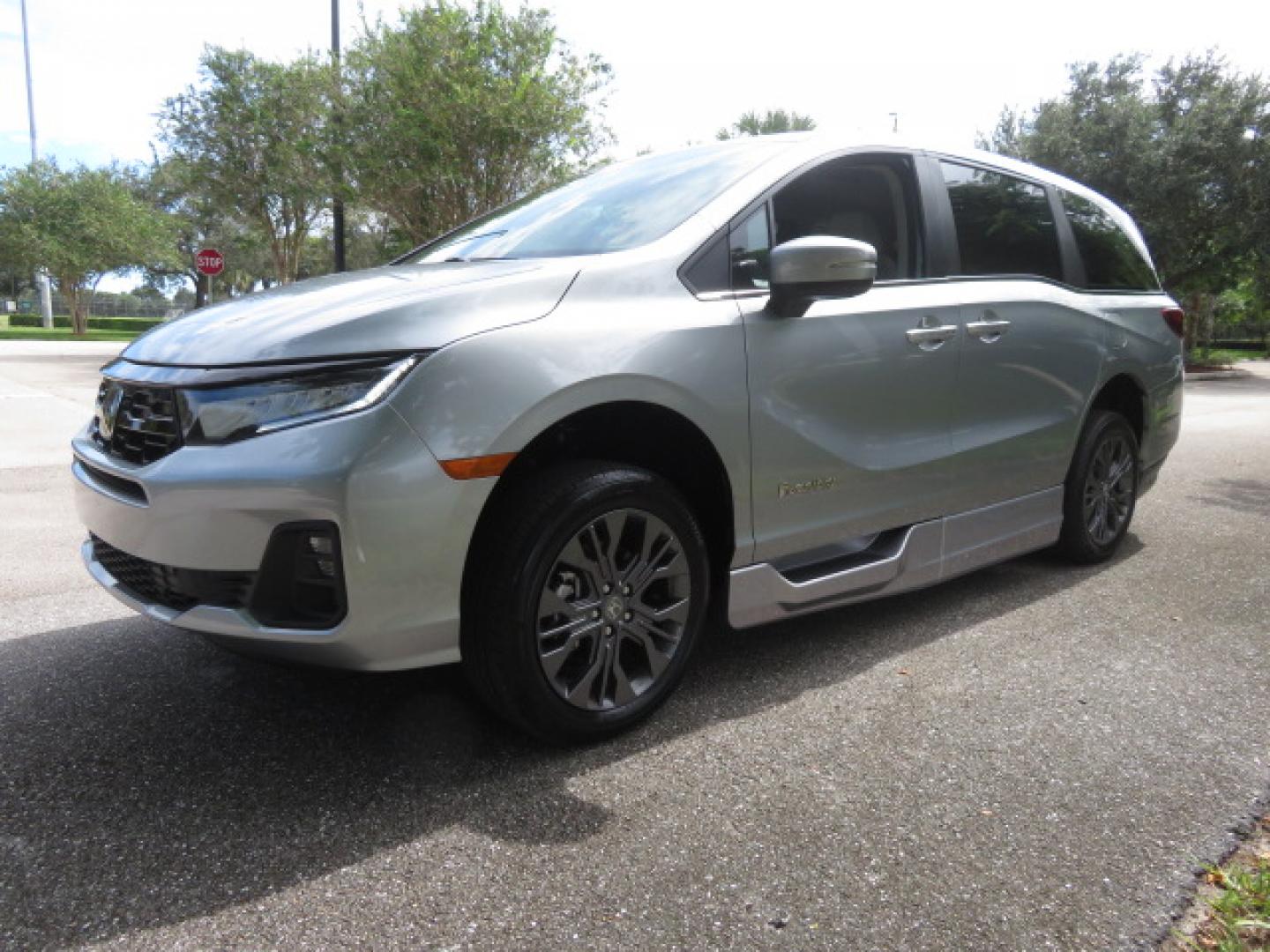 2026 Silver /Light Gray Honda Odyssey Touring (5FNRL6H80TB) with an 3.5L V6 SOHC 24V engine, Automatic transmission, located at 4301 Oak Circle #19, Boca Raton, FL, 33431, (954) 561-2499, 26.388472, -80.084045- Photo#17