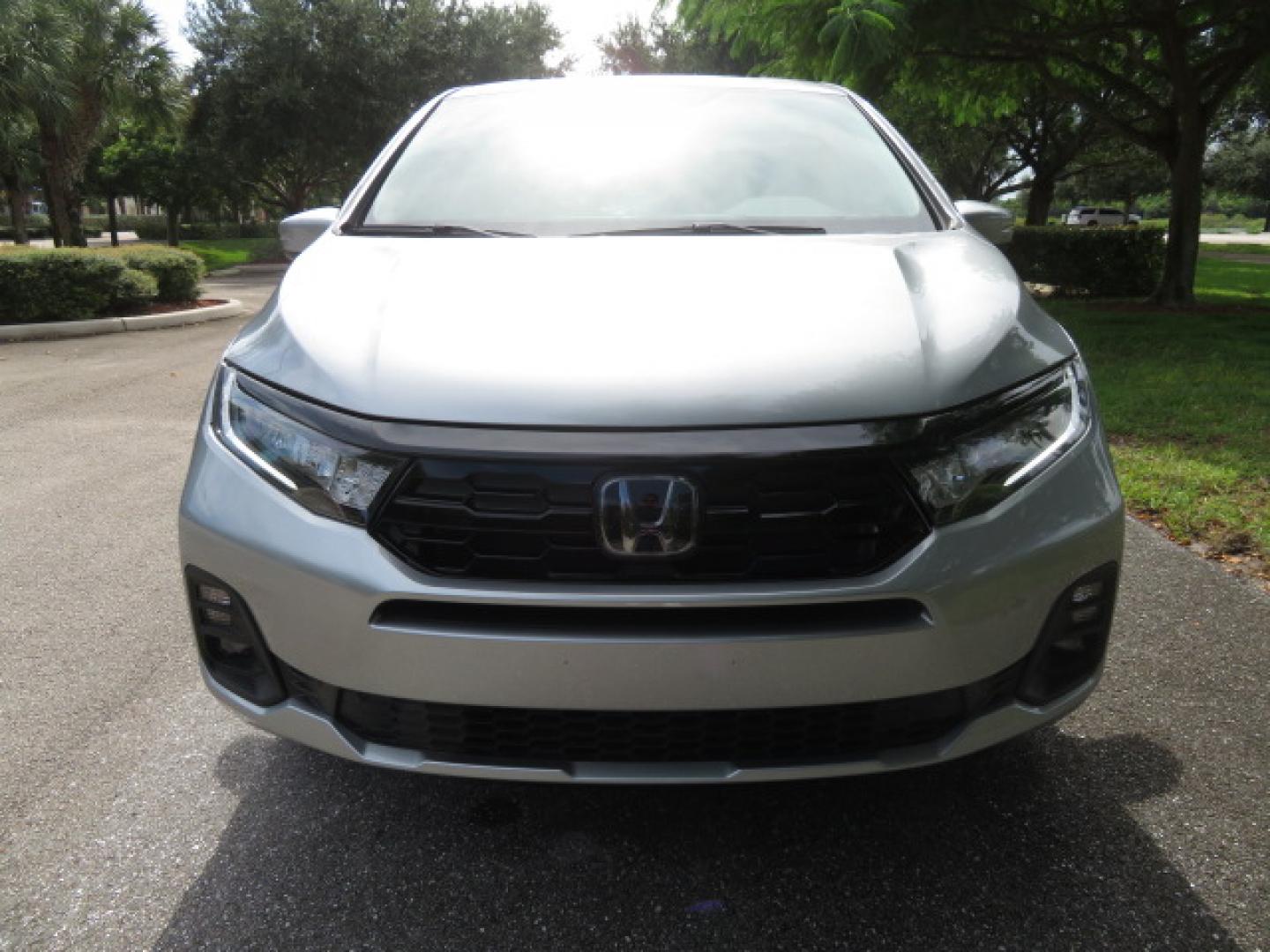2026 Silver /Light Gray Honda Odyssey Touring (5FNRL6H80TB) with an 3.5L V6 SOHC 24V engine, Automatic transmission, located at 4301 Oak Circle #19, Boca Raton, FL, 33431, (954) 561-2499, 26.388472, -80.084045- Photo#16