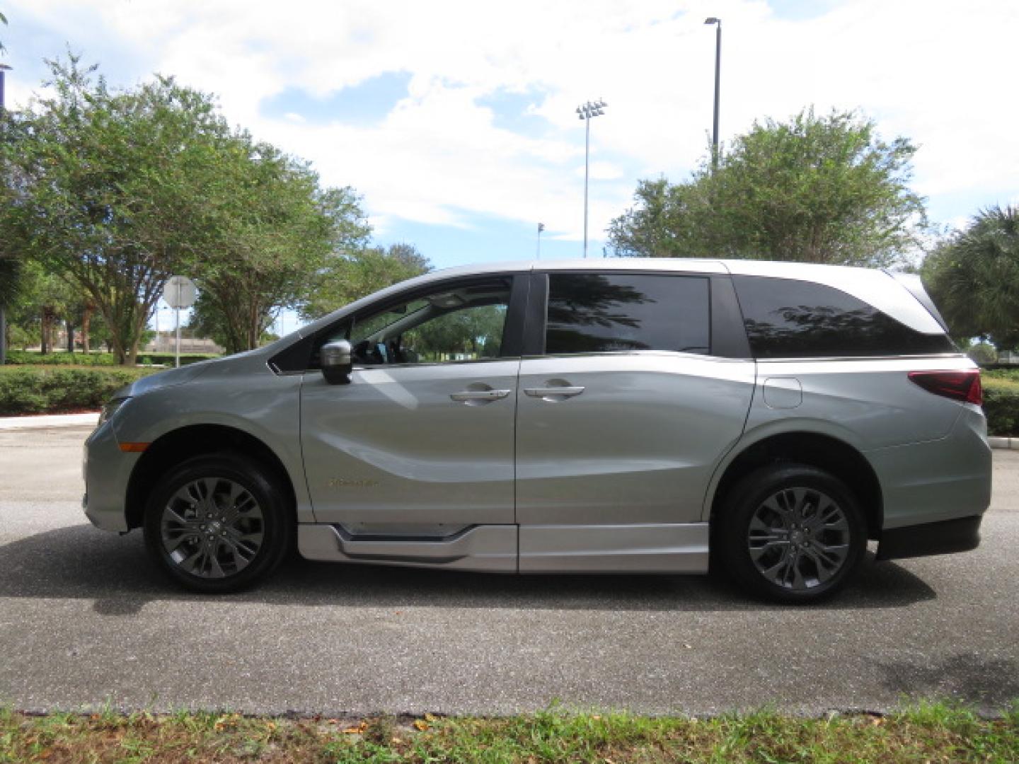 2026 Silver /Light Gray Honda Odyssey Touring (5FNRL6H80TB) with an 3.5L V6 SOHC 24V engine, Automatic transmission, located at 4301 Oak Circle #19, Boca Raton, FL, 33431, (954) 561-2499, 26.388472, -80.084045- Photo#18