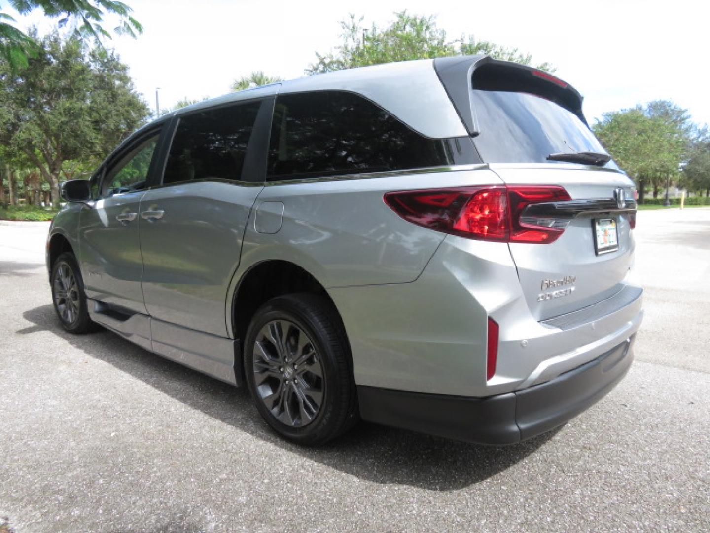 2026 Silver /Light Gray Honda Odyssey Touring (5FNRL6H80TB) with an 3.5L V6 SOHC 24V engine, Automatic transmission, located at 4301 Oak Circle #19, Boca Raton, FL, 33431, (954) 561-2499, 26.388472, -80.084045- Photo#19