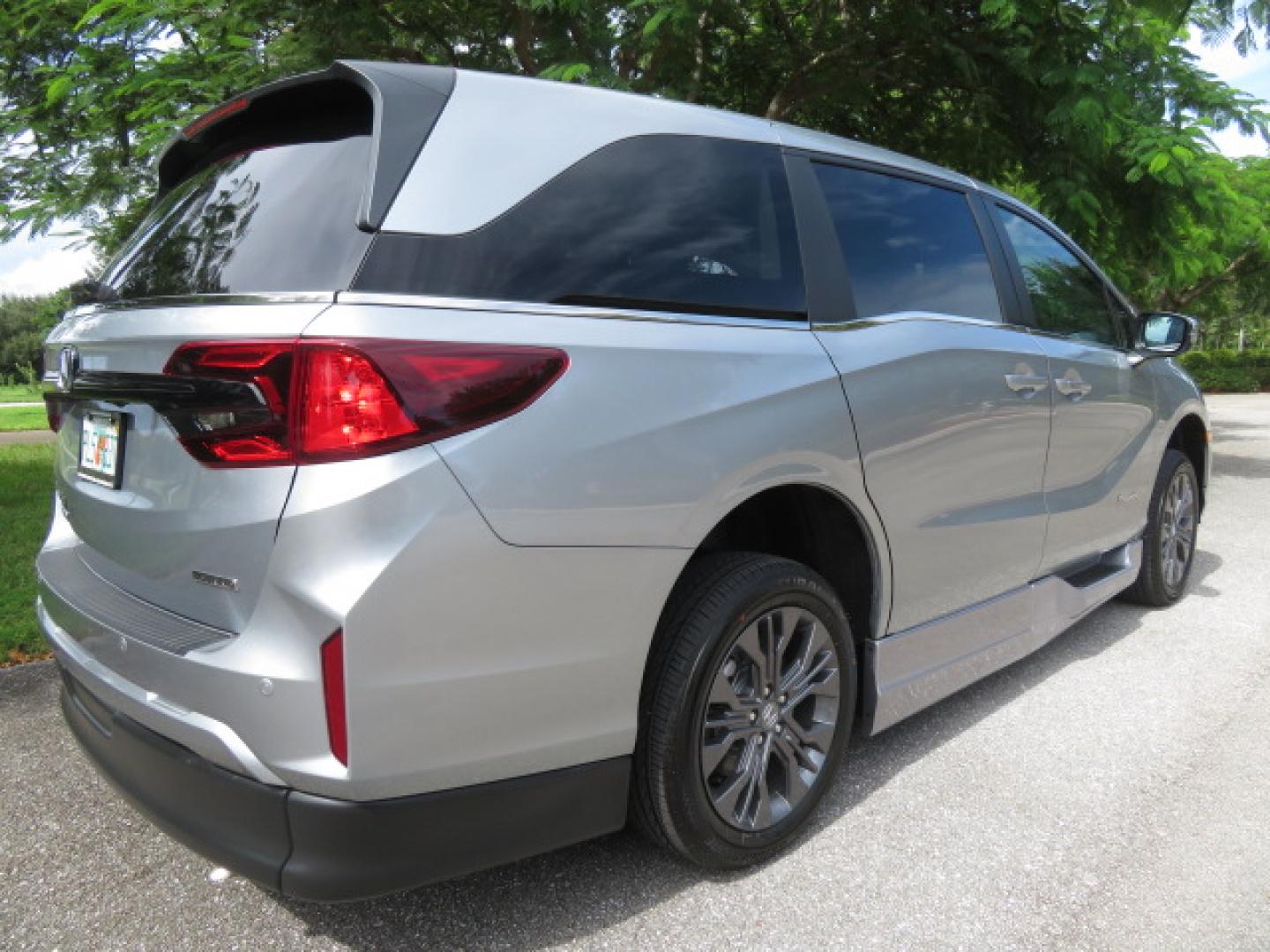 2026 Silver /Light Gray Honda Odyssey Touring (5FNRL6H80TB) with an 3.5L V6 SOHC 24V engine, Automatic transmission, located at 4301 Oak Circle #19, Boca Raton, FL, 33431, (954) 561-2499, 26.388472, -80.084045- Photo#21