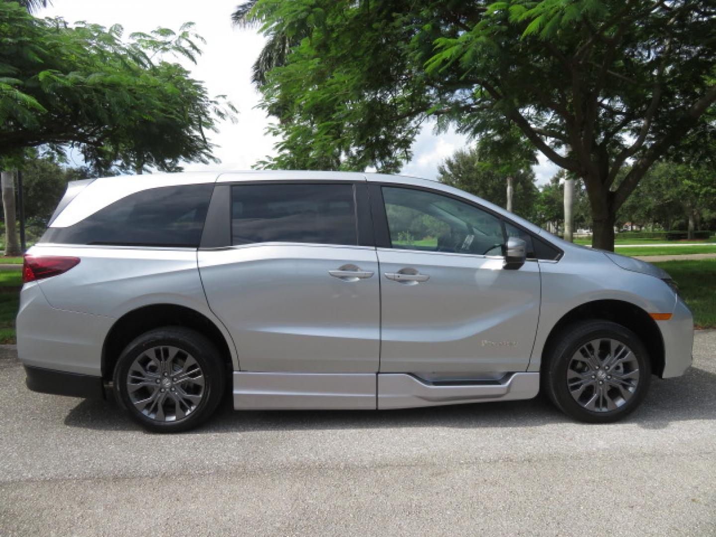 2026 Silver /Light Gray Honda Odyssey Touring (5FNRL6H80TB) with an 3.5L V6 SOHC 24V engine, Automatic transmission, located at 4301 Oak Circle #19, Boca Raton, FL, 33431, (954) 561-2499, 26.388472, -80.084045- Photo#22