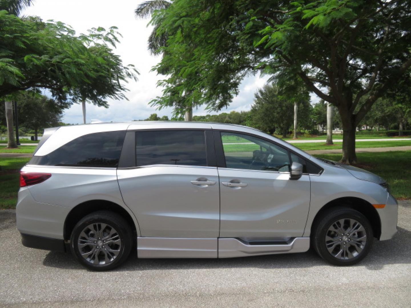 2026 Silver /Light Gray Honda Odyssey Touring (5FNRL6H80TB) with an 3.5L V6 SOHC 24V engine, Automatic transmission, located at 4301 Oak Circle #19, Boca Raton, FL, 33431, (954) 561-2499, 26.388472, -80.084045- Photo#23