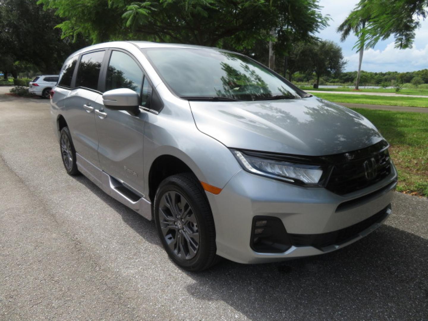 2026 Silver /Light Gray Honda Odyssey Touring (5FNRL6H80TB) with an 3.5L V6 SOHC 24V engine, Automatic transmission, located at 4301 Oak Circle #19, Boca Raton, FL, 33431, (954) 561-2499, 26.388472, -80.084045- Photo#24