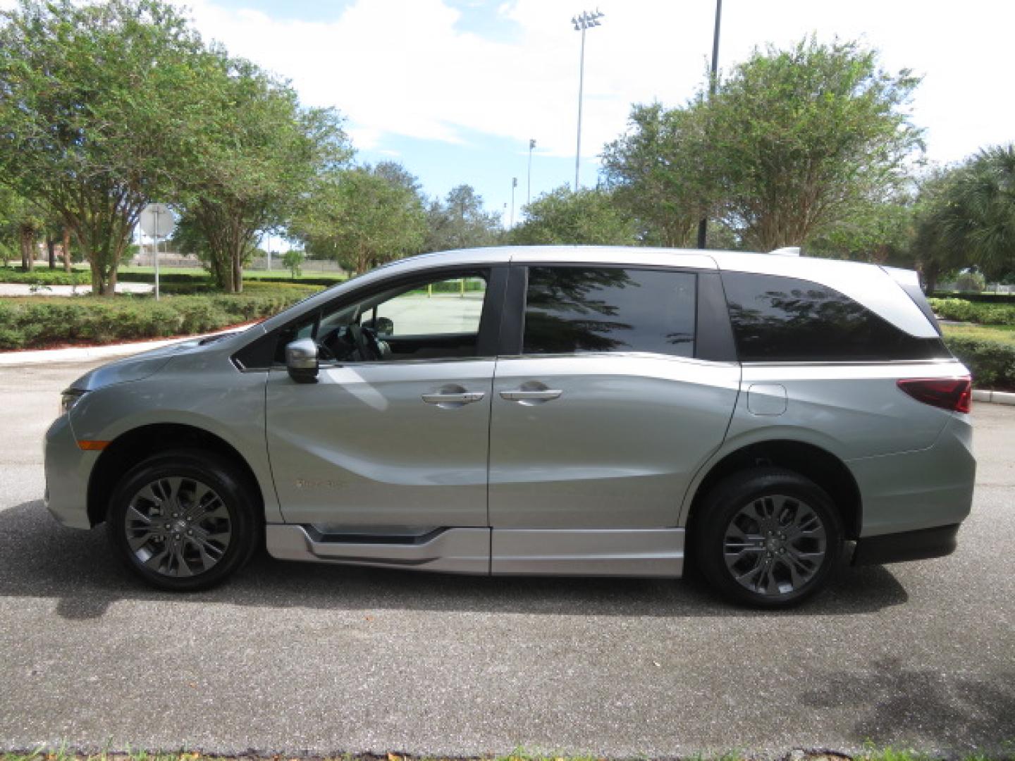 2026 Silver /Light Gray Honda Odyssey Touring (5FNRL6H80TB) with an 3.5L V6 SOHC 24V engine, Automatic transmission, located at 4301 Oak Circle #19, Boca Raton, FL, 33431, (954) 561-2499, 26.388472, -80.084045- Photo#27