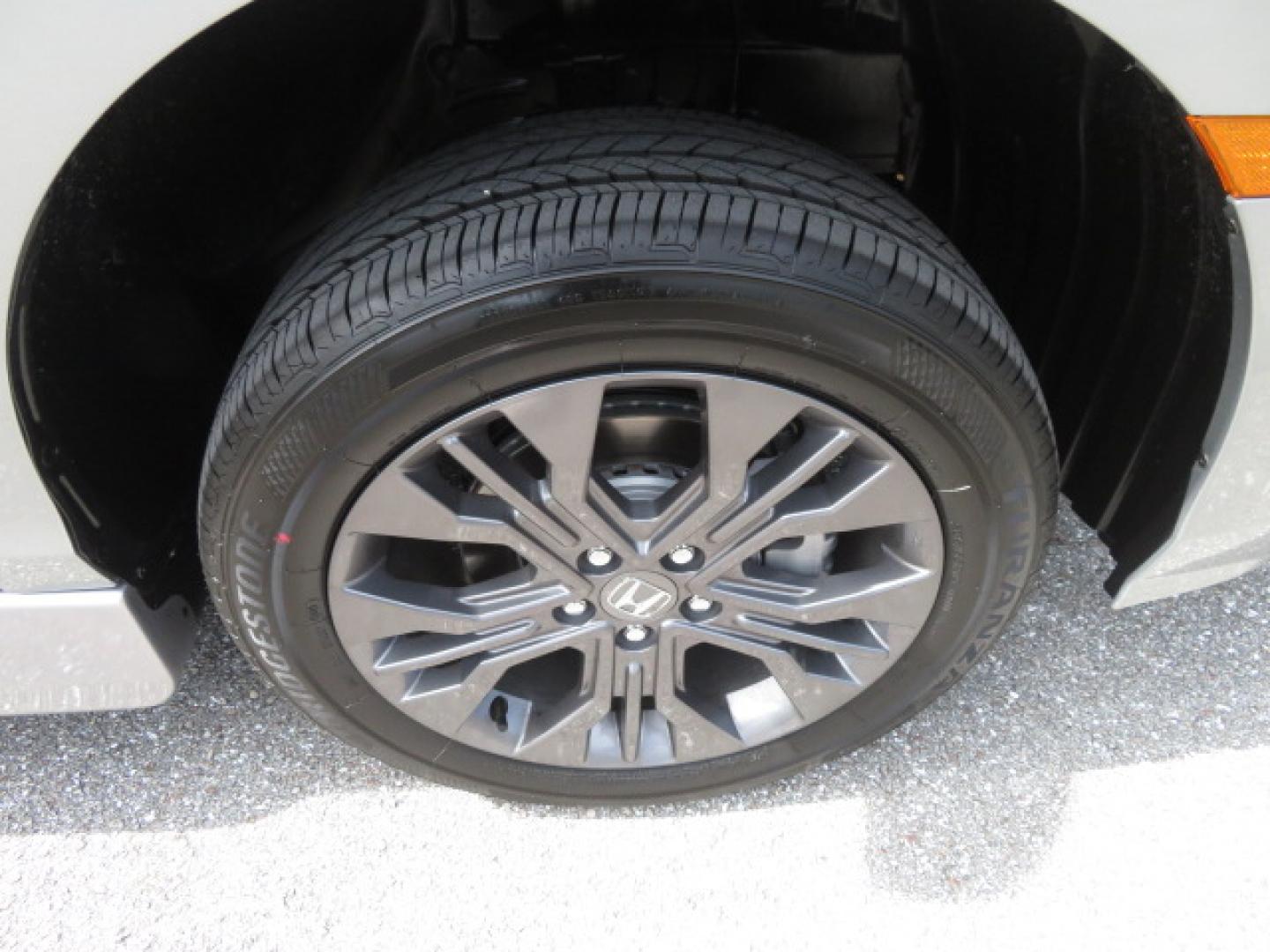 2026 Silver /Light Gray Honda Odyssey Touring (5FNRL6H80TB) with an 3.5L V6 SOHC 24V engine, Automatic transmission, located at 4301 Oak Circle #19, Boca Raton, FL, 33431, (954) 561-2499, 26.388472, -80.084045- Photo#34