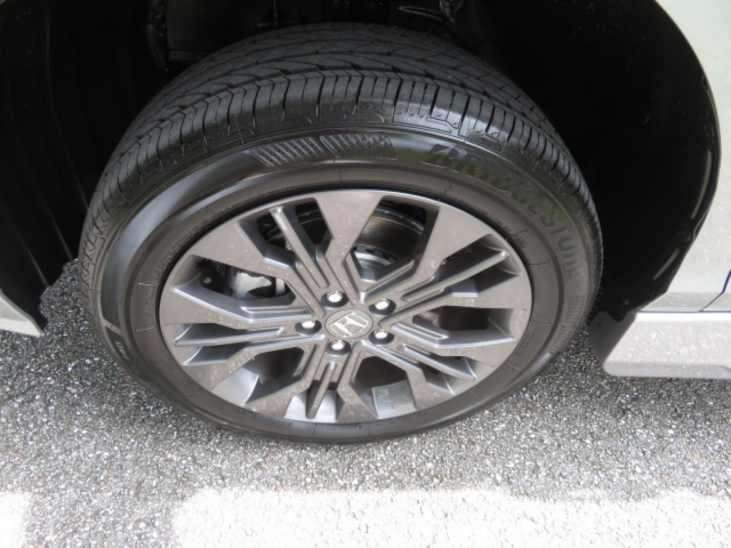 2026 Silver /Light Gray Honda Odyssey Touring (5FNRL6H80TB) with an 3.5L V6 SOHC 24V engine, Automatic transmission, located at 4301 Oak Circle #19, Boca Raton, FL, 33431, (954) 561-2499, 26.388472, -80.084045- Photo#36