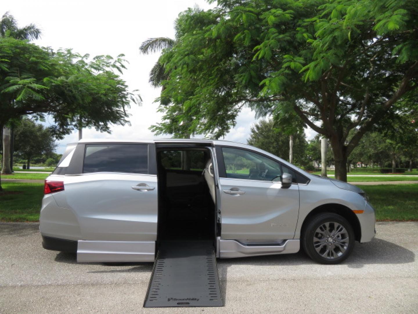 2026 Silver /Light Gray Honda Odyssey Touring (5FNRL6H80TB) with an 3.5L V6 SOHC 24V engine, Automatic transmission, located at 4301 Oak Circle #19, Boca Raton, FL, 33431, (954) 561-2499, 26.388472, -80.084045- Photo#39