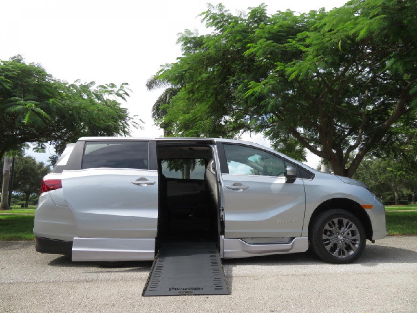 2026 Silver /Light Gray Honda Odyssey Touring (5FNRL6H80TB) with an 3.5L V6 SOHC 24V engine, Automatic transmission, located at 4301 Oak Circle #19, Boca Raton, FL, 33431, (954) 561-2499, 26.388472, -80.084045- Photo#41