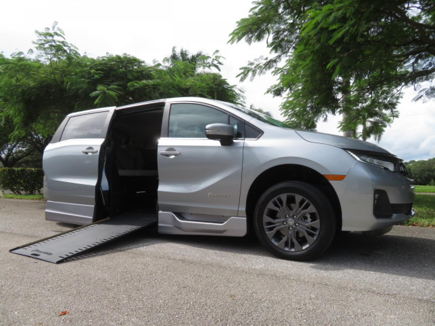 2026 Silver /Light Gray Honda Odyssey Touring (5FNRL6H80TB) with an 3.5L V6 SOHC 24V engine, Automatic transmission, located at 4301 Oak Circle #19, Boca Raton, FL, 33431, (954) 561-2499, 26.388472, -80.084045- Photo#42