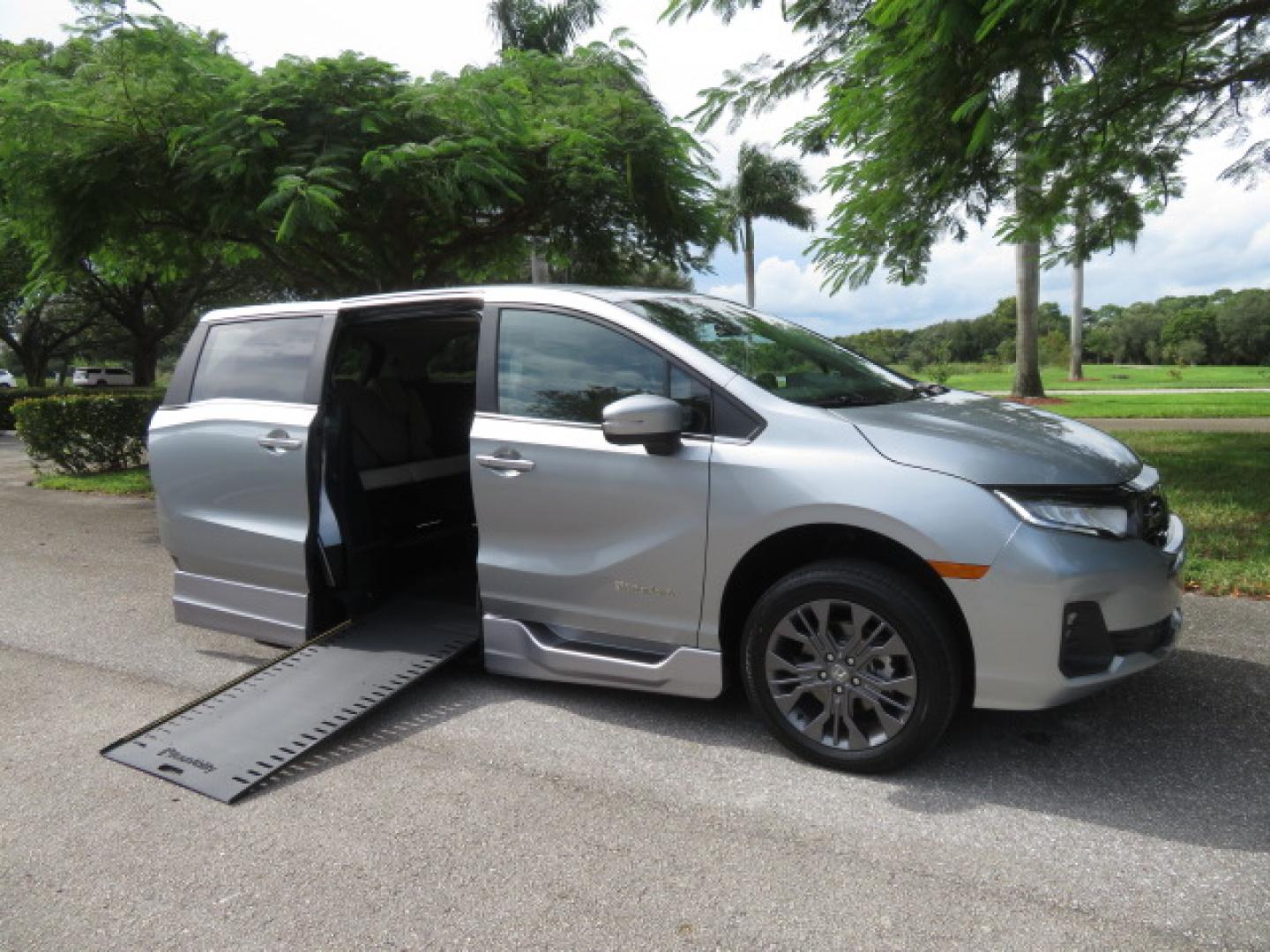 2026 Silver /Light Gray Honda Odyssey Touring (5FNRL6H80TB) with an 3.5L V6 SOHC 24V engine, Automatic transmission, located at 4301 Oak Circle #19, Boca Raton, FL, 33431, (954) 561-2499, 26.388472, -80.084045- Photo#43