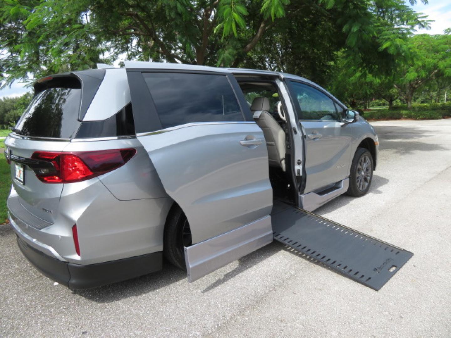 2026 Silver /Light Gray Honda Odyssey Touring (5FNRL6H80TB) with an 3.5L V6 SOHC 24V engine, Automatic transmission, located at 4301 Oak Circle #19, Boca Raton, FL, 33431, (954) 561-2499, 26.388472, -80.084045- Photo#46