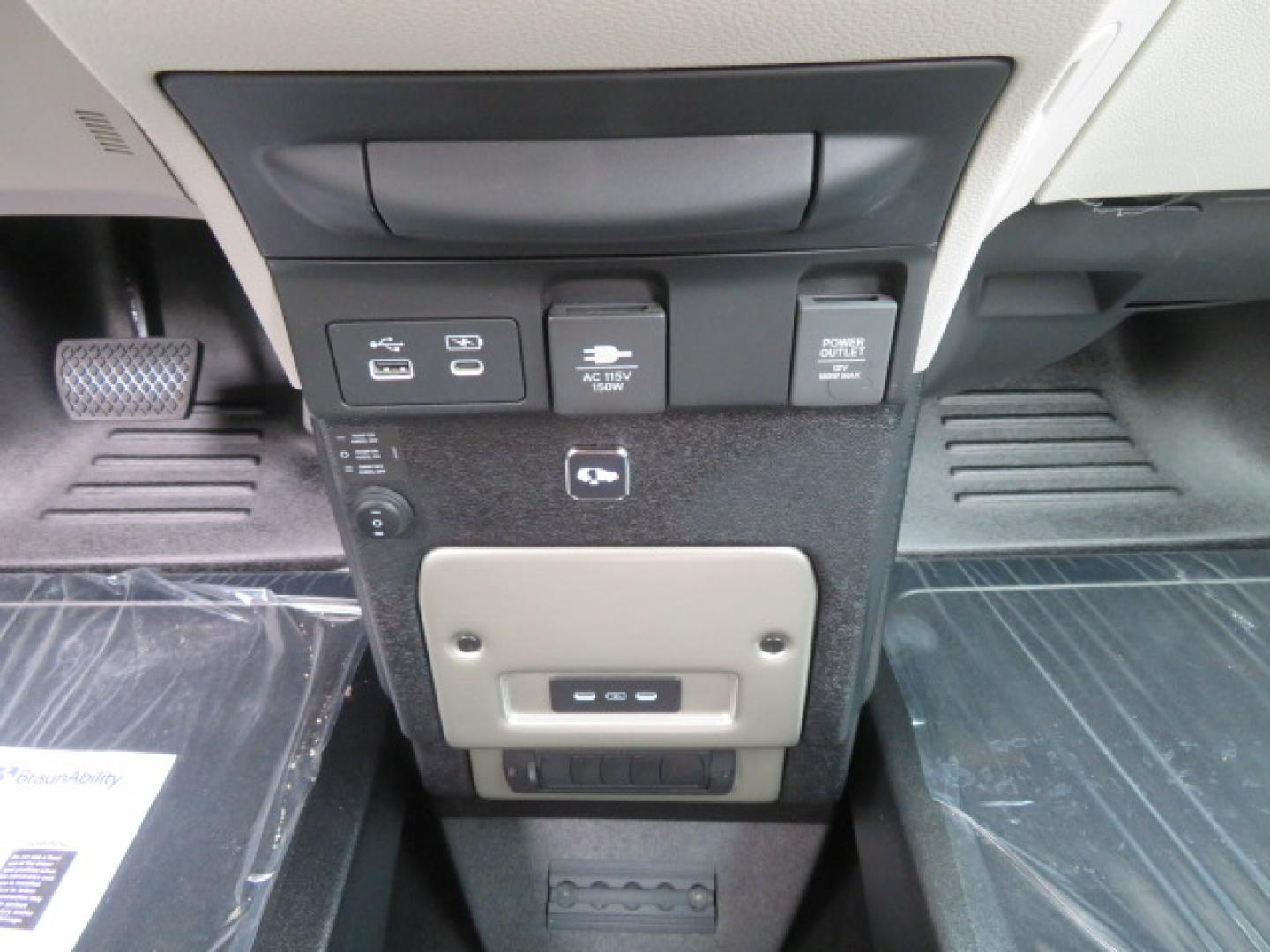 2026 Silver /Light Gray Honda Odyssey Touring (5FNRL6H80TB) with an 3.5L V6 SOHC 24V engine, Automatic transmission, located at 4301 Oak Circle #19, Boca Raton, FL, 33431, (954) 561-2499, 26.388472, -80.084045- Photo#59
