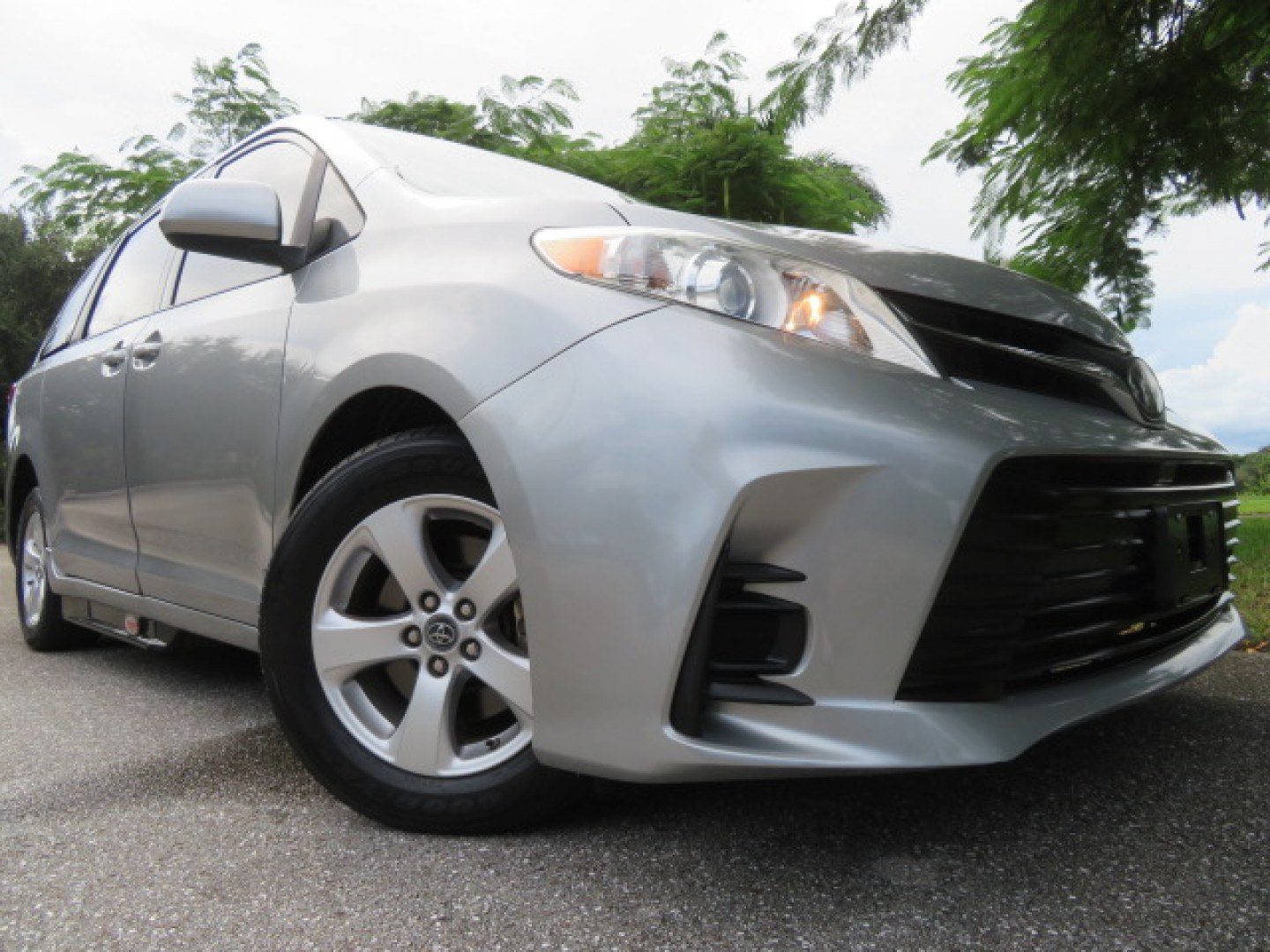 2018 Silver /Gray Toyota Sienna LE 8-Passenger (5TDKZ3DC7JS) with an 3.5L V6 EFI DOHC 24V engine, 8A transmission, located at 4301 Oak Circle #19, Boca Raton, FL, 33431, (954) 561-2499, 26.388472, -80.084045 - ? 2018 TOYOTA SIENNA POWER SIDE-ENTRY WHEELCHAIR VAN — IMMACULATE! ?? Looking for a clean, reliable Toyota Sienna handicap wheelchair van? This one deserves a serious look! ? 2018 Toyota Sienna ? Power Side-Entry Wheelchair Conversion ? Immaculate Condition Inside & Out ? Clean Carfax ? Clea- Photo#4