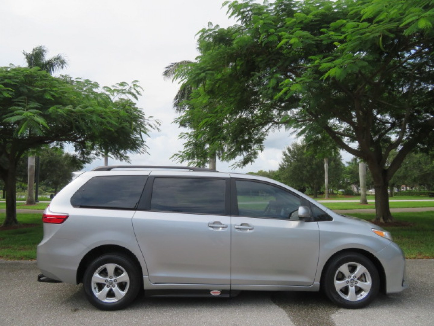 2018 Silver /Gray Toyota Sienna LE 8-Passenger (5TDKZ3DC7JS) with an 3.5L V6 EFI DOHC 24V engine, 8A transmission, located at 4301 Oak Circle #19, Boca Raton, FL, 33431, (954) 561-2499, 26.388472, -80.084045 - ? 2018 TOYOTA SIENNA POWER SIDE-ENTRY WHEELCHAIR VAN — IMMACULATE! ?? Looking for a clean, reliable Toyota Sienna handicap wheelchair van? This one deserves a serious look! ? 2018 Toyota Sienna ? Power Side-Entry Wheelchair Conversion ? Immaculate Condition Inside & Out ? Clean Carfax ? Clea- Photo#5