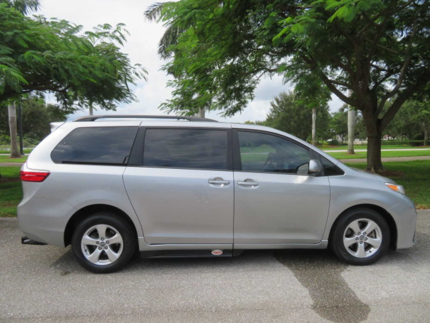 2018 Silver /Gray Toyota Sienna LE 8-Passenger (5TDKZ3DC7JS) with an 3.5L V6 EFI DOHC 24V engine, 8A transmission, located at 4301 Oak Circle #19, Boca Raton, FL, 33431, (954) 561-2499, 26.388472, -80.084045 - ? 2018 TOYOTA SIENNA POWER SIDE-ENTRY WHEELCHAIR VAN — IMMACULATE! ?? Looking for a clean, reliable Toyota Sienna handicap wheelchair van? This one deserves a serious look! ? 2018 Toyota Sienna ? Power Side-Entry Wheelchair Conversion ? Immaculate Condition Inside & Out ? Clean Carfax ? Clea- Photo#15